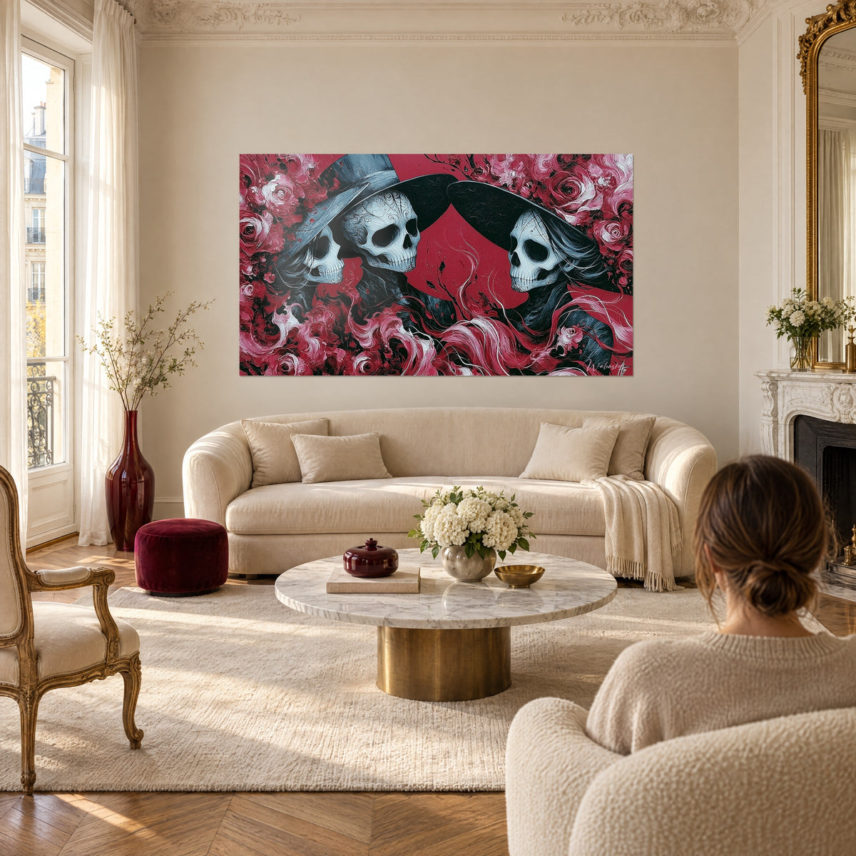 Gemälde drei Totenköpfe mit schwarzen Hüten auf karminrotem Hintergrund, purpurrote Rosen, cremefarbenes Sofa, Salon im Haussmann-Stil