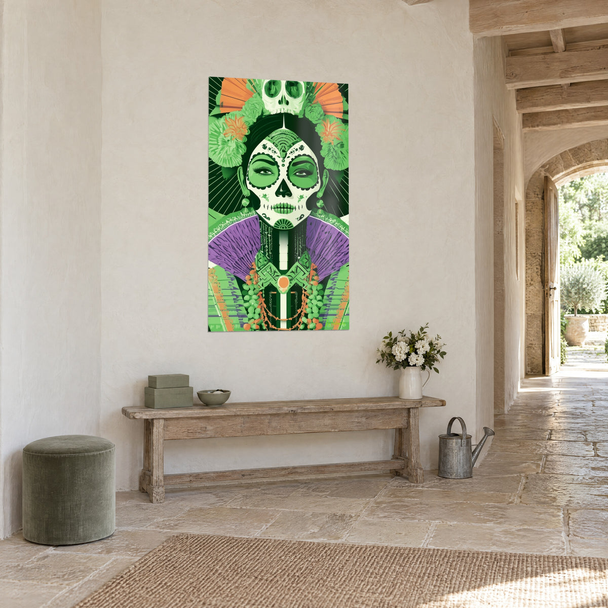 Tableau calavera aux yeux verts cernés de noir, petit crâne en diadème, plumes violettes, sur un mur de pierre claire en vue de trois-quarts