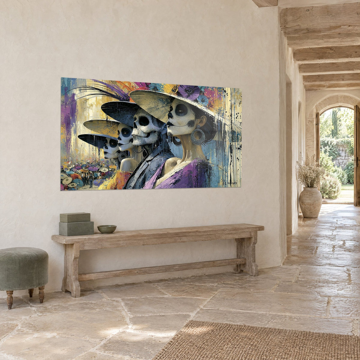 Quadro quattro teschi allineati di profilo, colature viola e ocra, folla con ombrelli, muro di pietra di un corridoio a volta