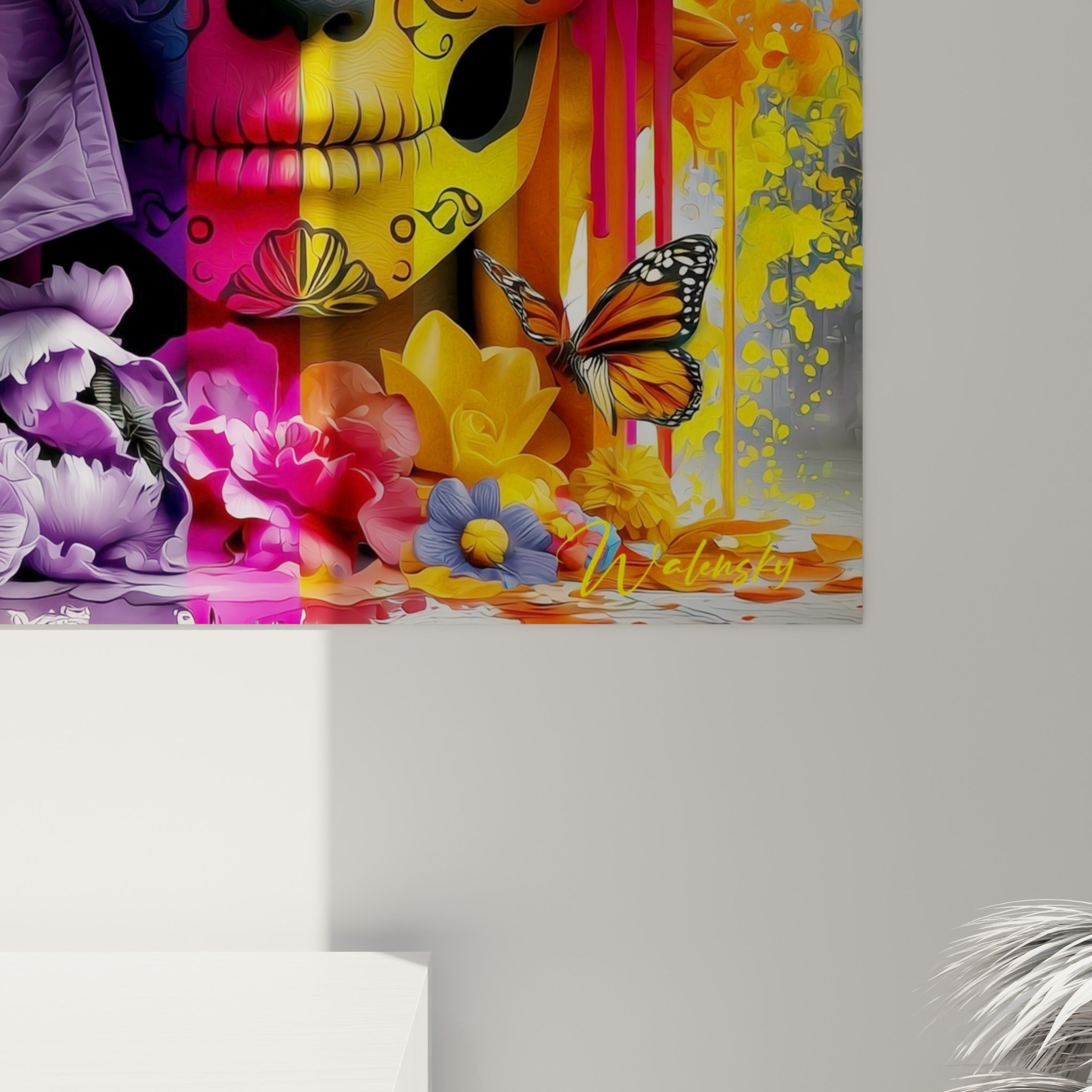 Coulures de peinture violette et jaune se mêlant aux pétales sur la toile texturée du tableau Dia de los Muertos