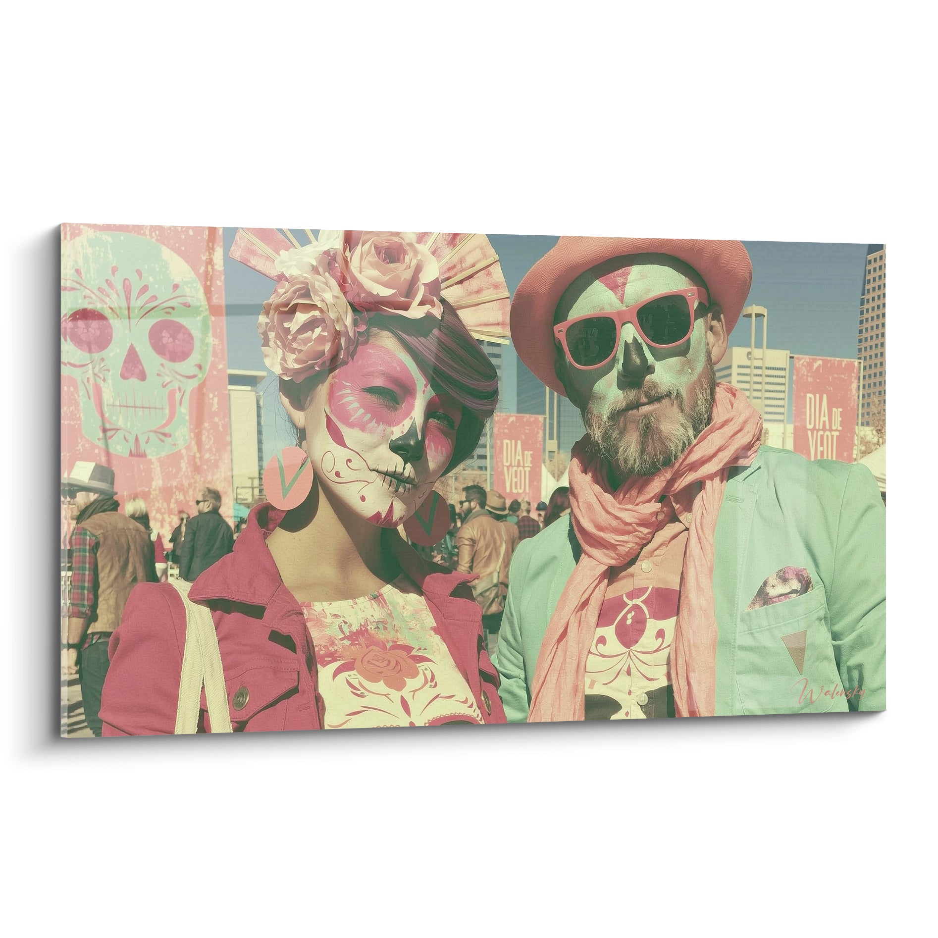Couple au maquillage crâne Dia de los Muertos, tons rose poudré et vert menthe, fleurs dans les cheveux