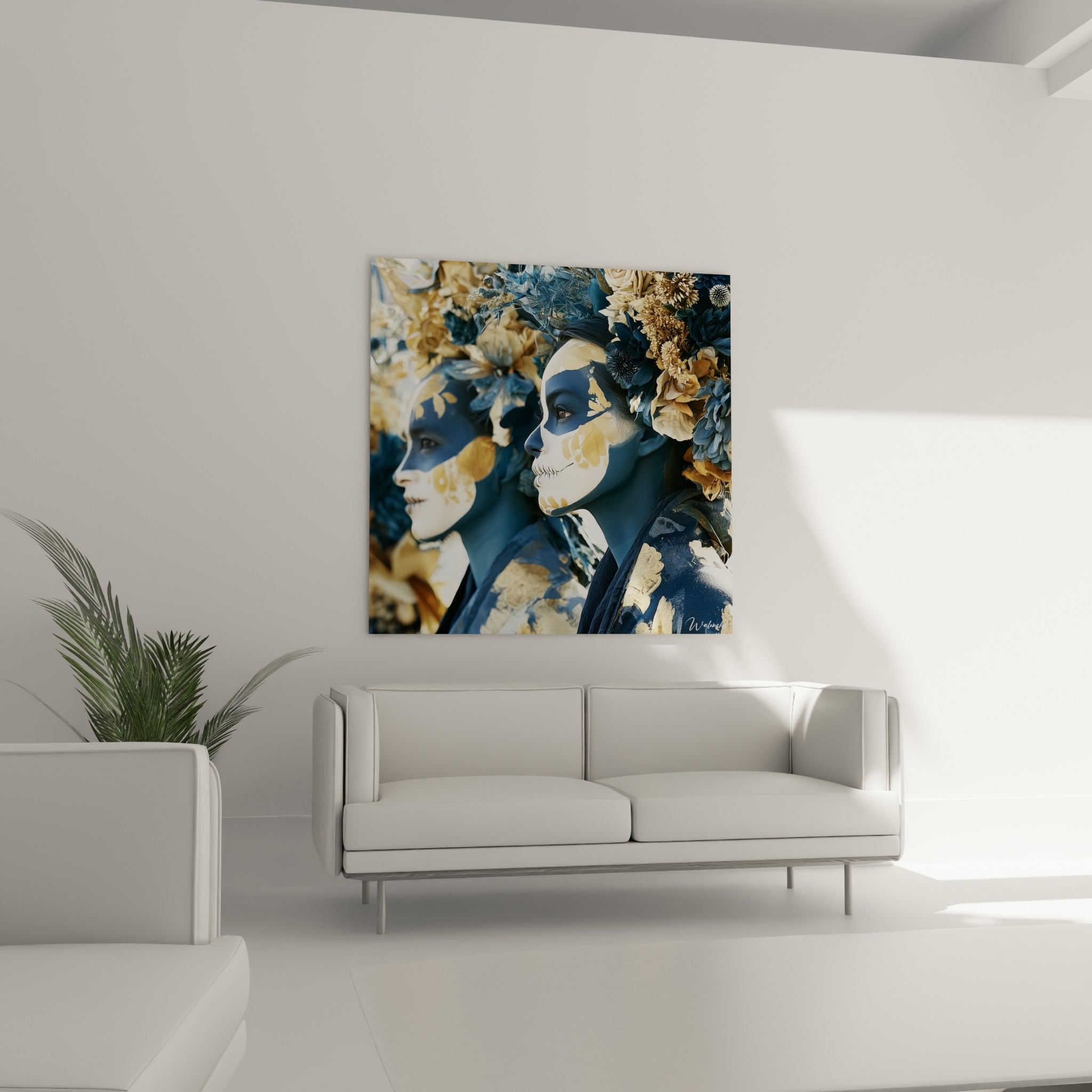Visage Dia de los Muertos fleuri bleu ardoise et doré, suspendu au-dessus d'un canapé dans un salon lumineux