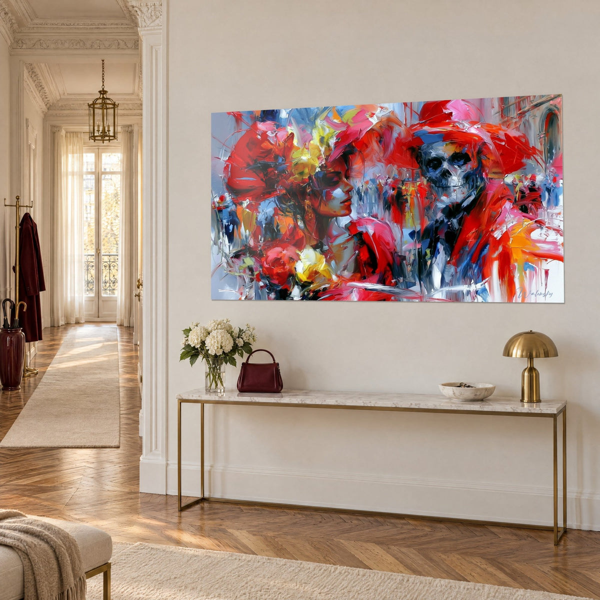 Quadro teschio grigio-azzurro sotto un ampio cappello rosso accanto a una giovane donna fiorita con tocchi gialli, su una parete di corridoio in stile haussmanniano