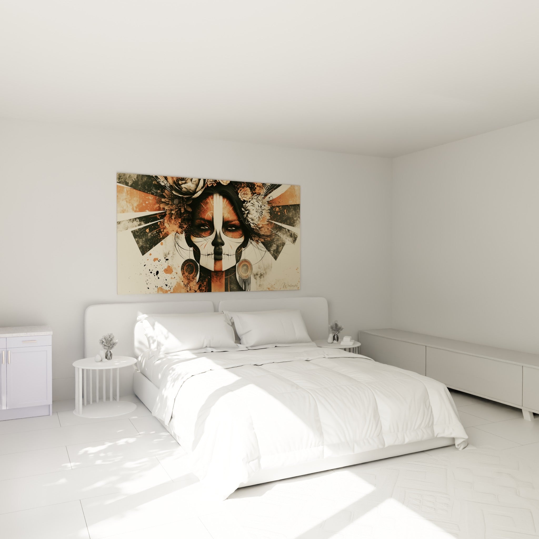 Crâne fleuri terracotta et beige du Dia de los Muertos accroché au-dessus d'un lit dans une chambre claire