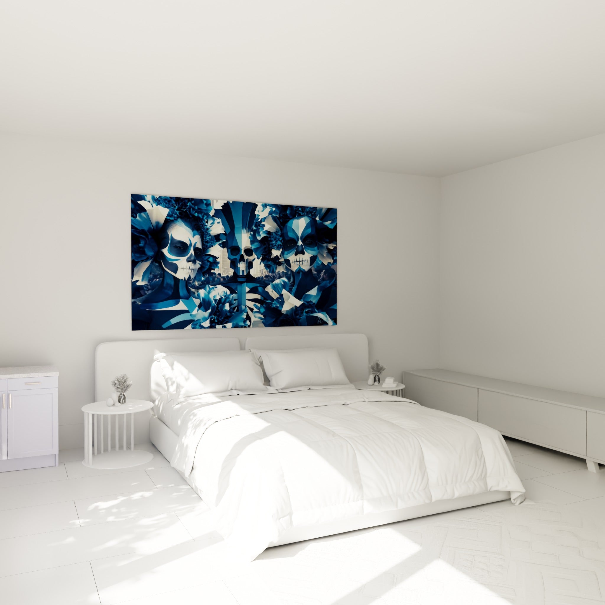 Crâne central fleuri en bleu et blanc, tableau Dia de los Muertos au-dessus d'un lit dans une chambre claire