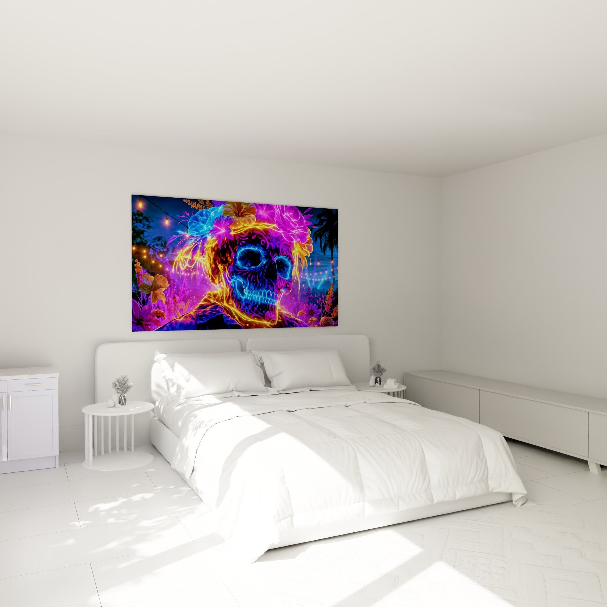 Squelette lumineux bleu électrique fleuri de violet et doré, au-dessus d'un lit dans une chambre claire