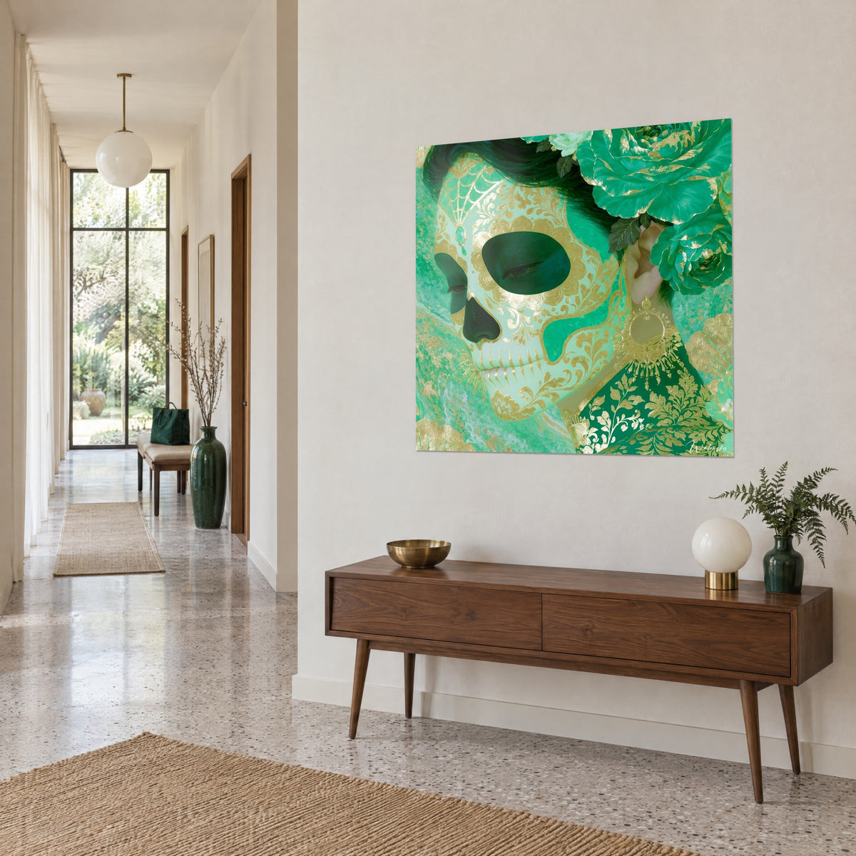 Gemälde Porträt einer Calavera mit Maske in Jadegrün, mit goldenen Ziselierungen, Dreiviertelansicht in einem hellen Flur