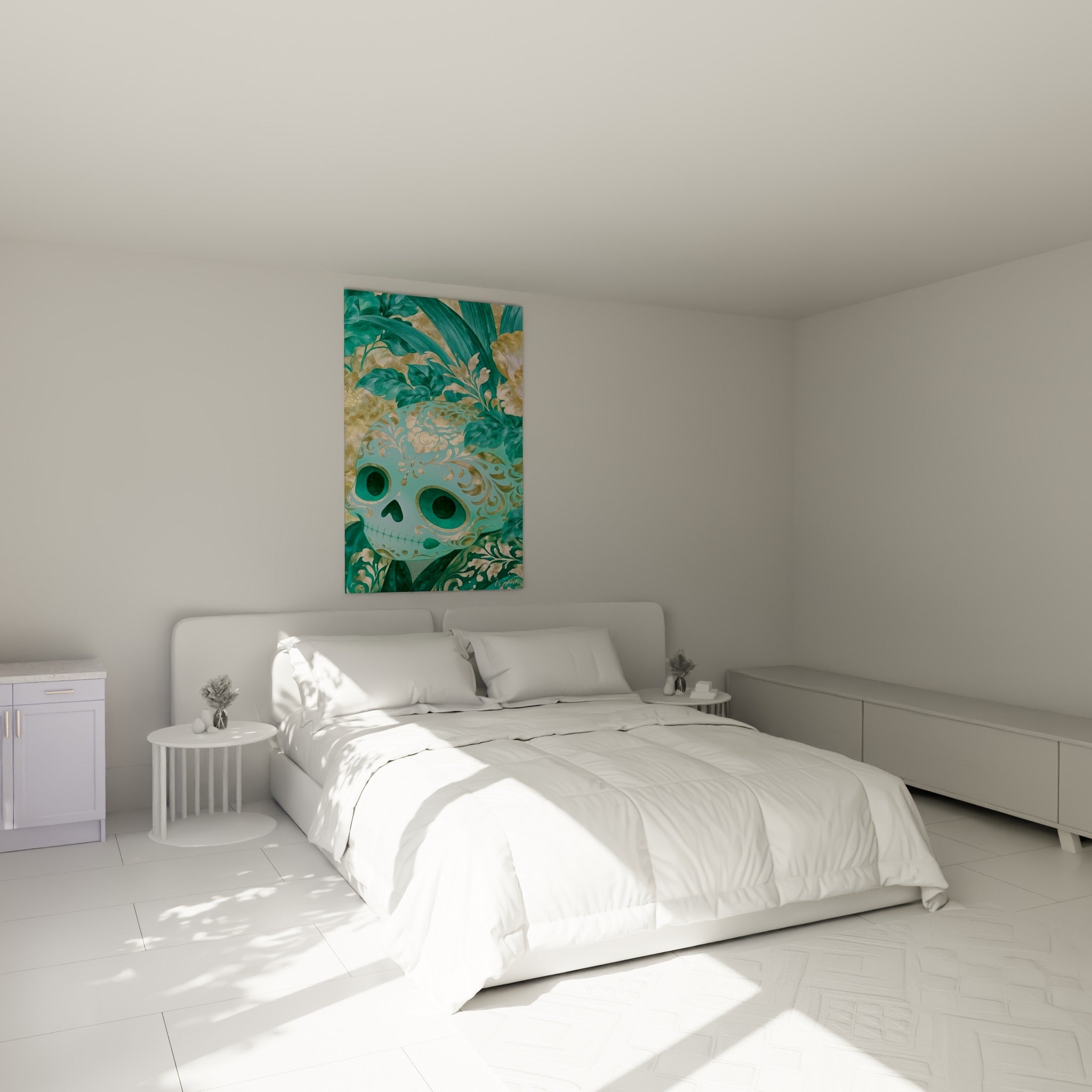 Motifs dorés et turquoise ornant ce crâne Dia de los Muertos, accroché au-dessus d'un lit dans une chambre claire