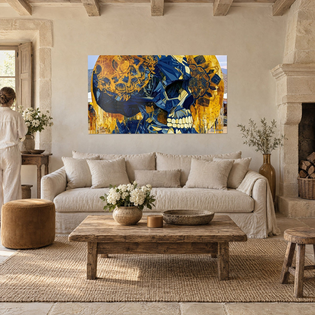Tableau crâne facetté en bleu marine et jaune d'or, mandalas dorés sur les tempes, au-dessus d'un canapé dans un salon lumineux