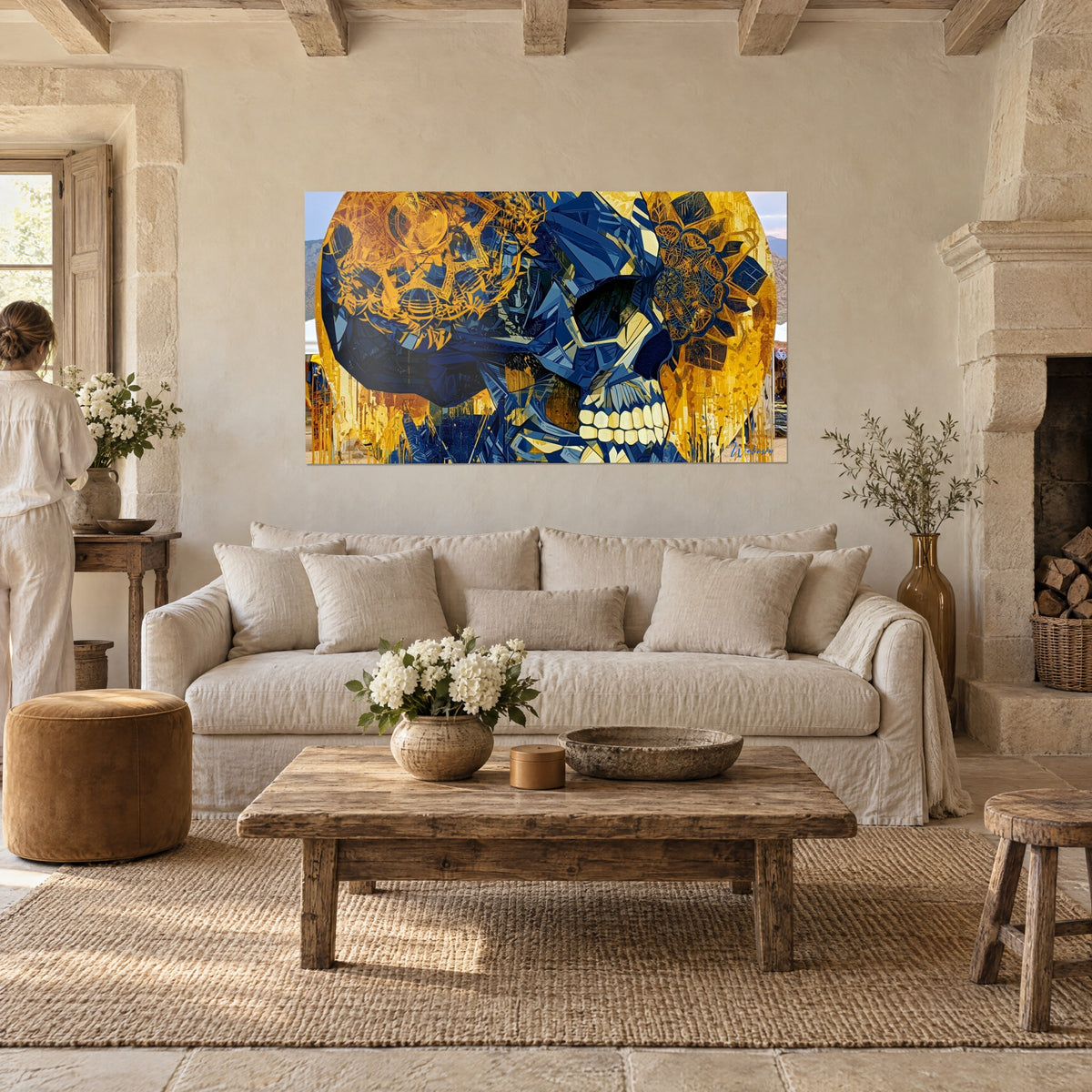 Gemälde Facettierter Totenschädel in Marineblau und Goldgelb, goldene Mandalas an den Schläfen, über einem Sofa in einem hellen Wohnzimmer