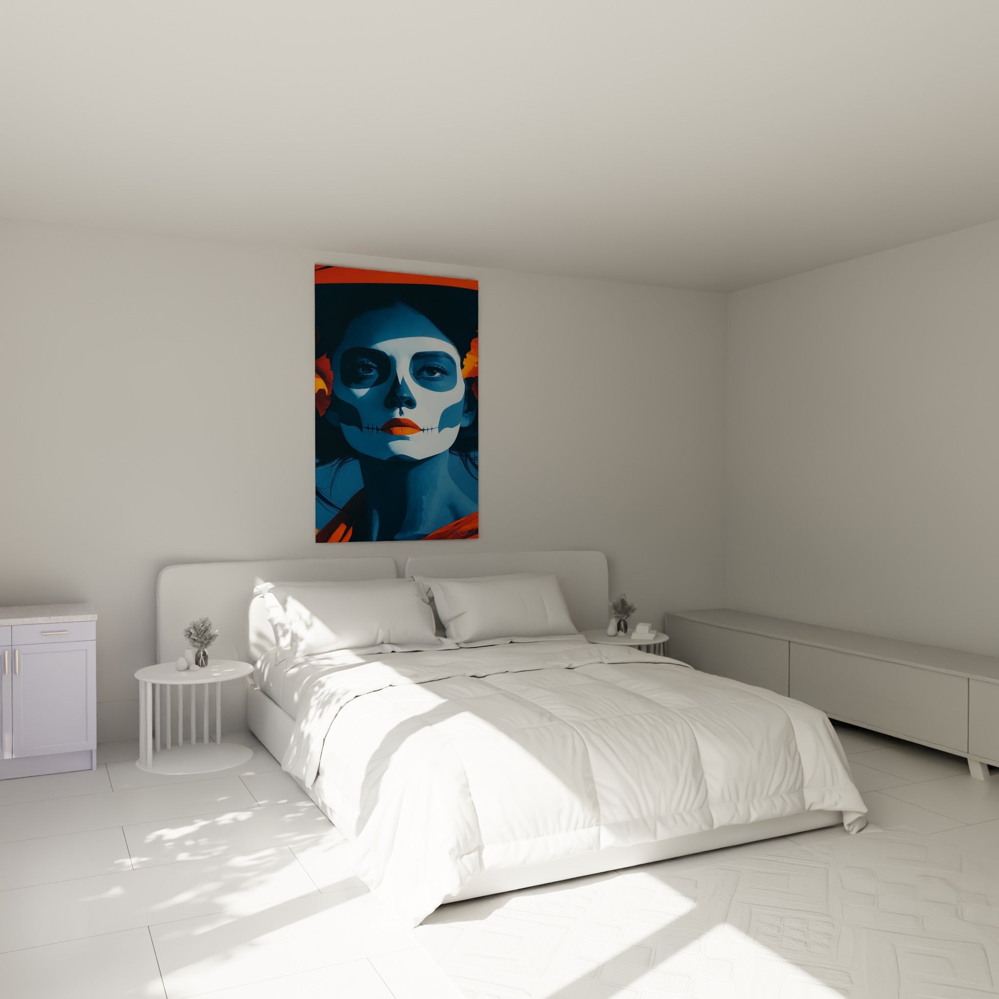 Portrait bleu et orange façon Dia de los Muertos, regard perçant, accroché au-dessus d'un lit dans une chambre claire