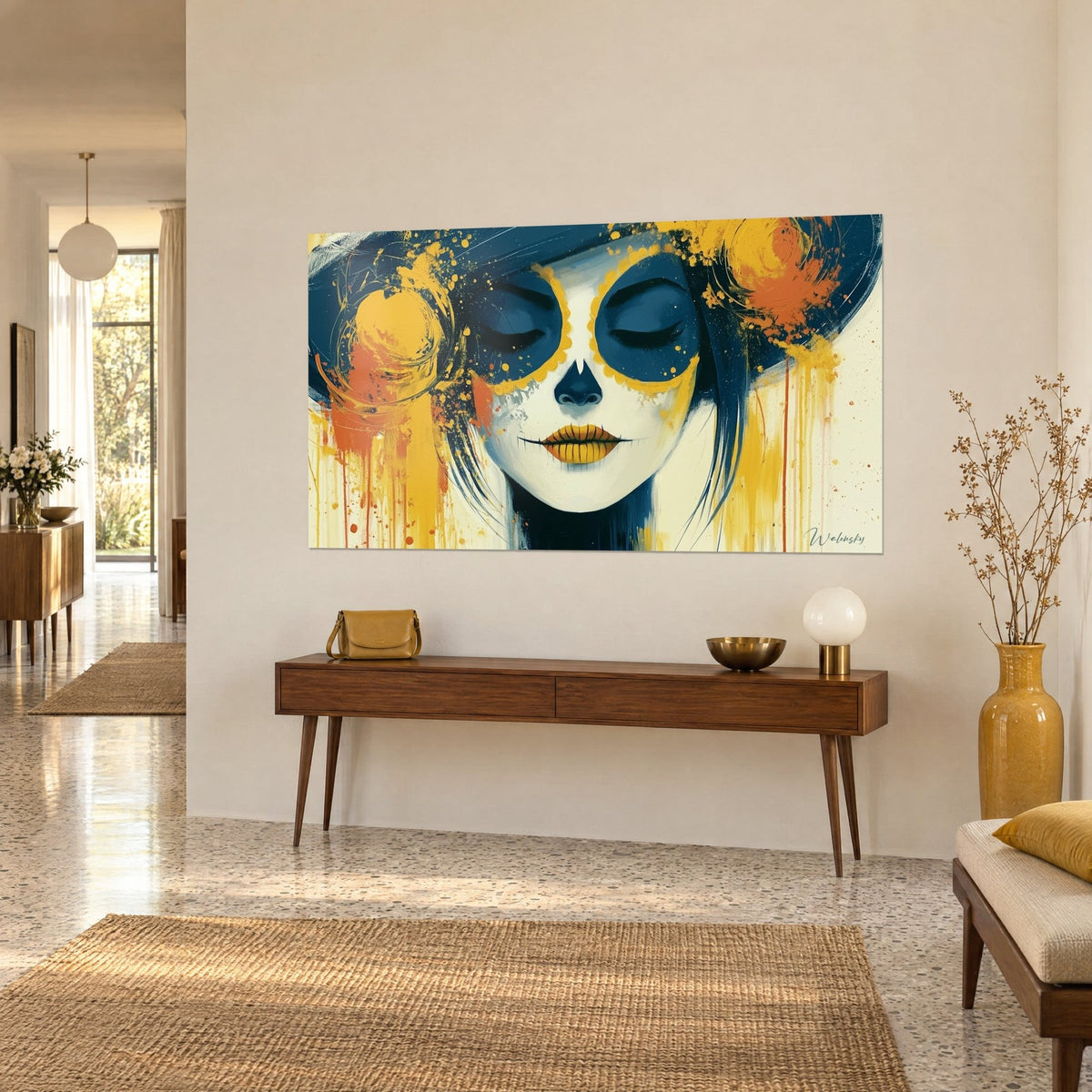 Quadro calavera con palpebre chiuse cerchiate di giallo, labbra dorate, colature arancioni su fondo crema, console in legno e vaso giallo