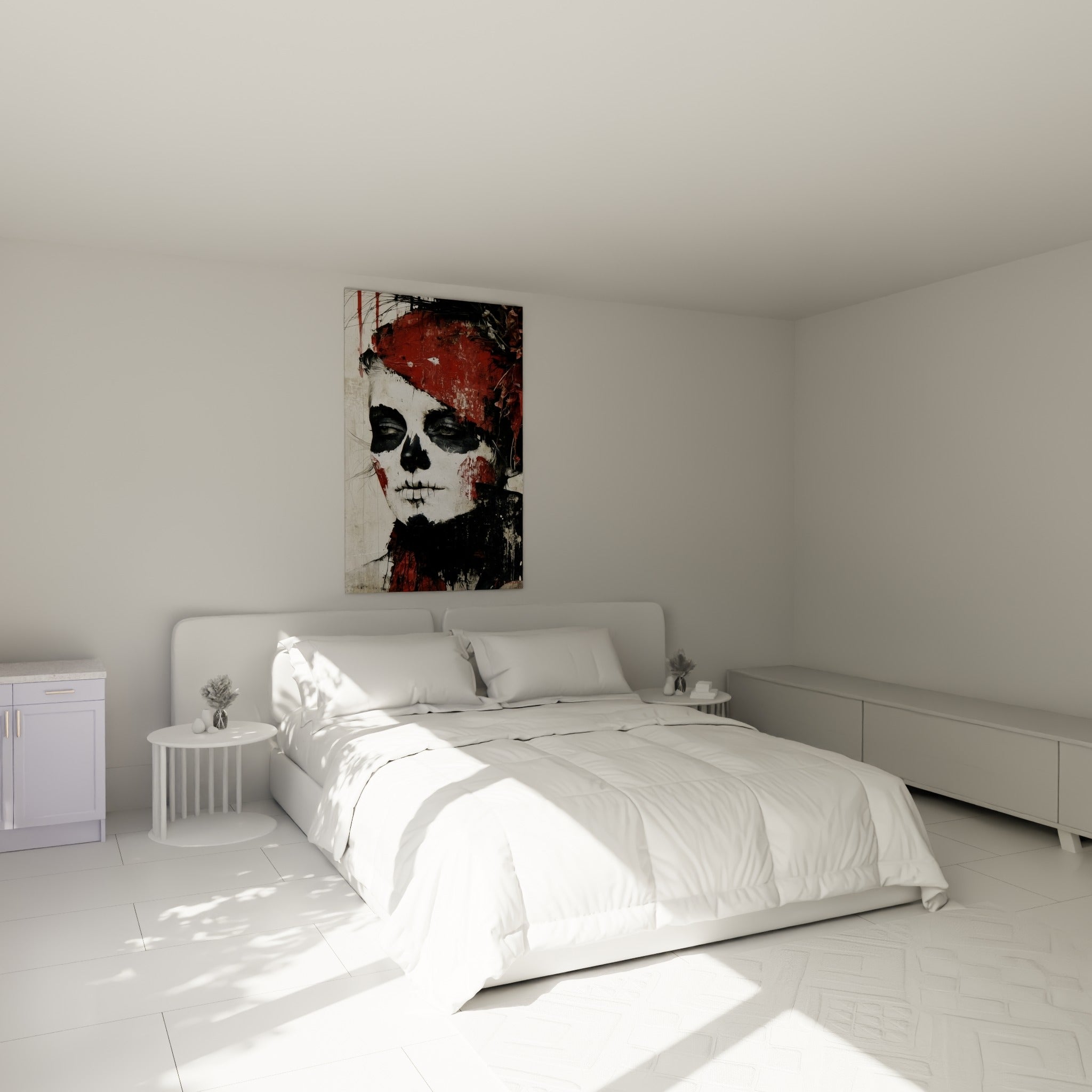 Crâne mexicain rouge et blanc au regard perçant, accroché au-dessus d'un lit dans une chambre claire