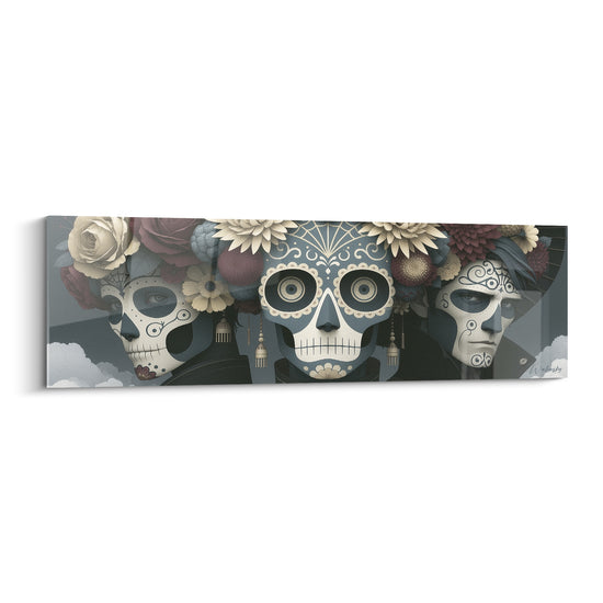 Trois crânes Dia de los Muertos en bleu ardoise et ivoire, couronnés de fleurs bordeaux sur fond gris nuagé