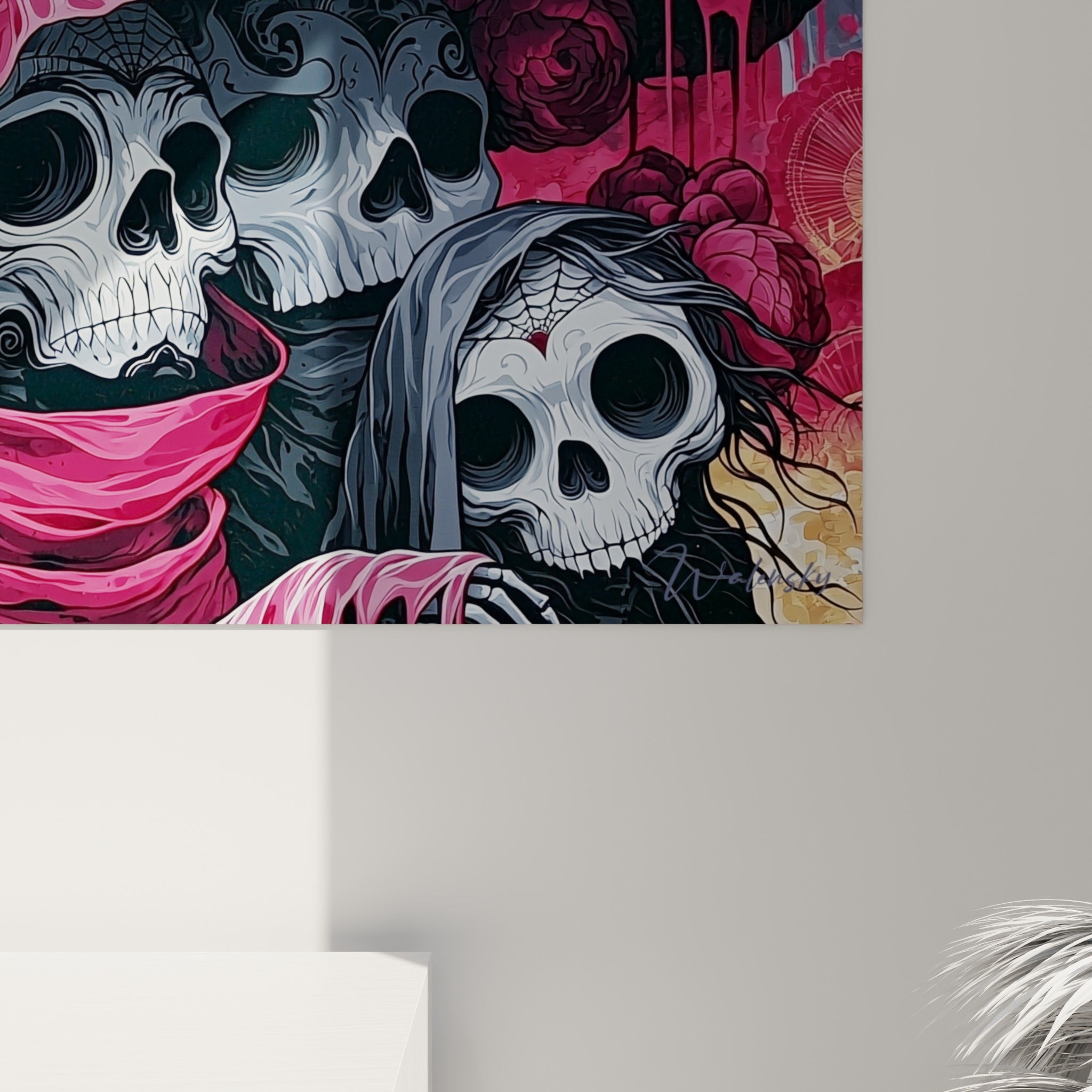 Détail des traits gris anthracite et coulures dorées sur toile, grain fin et couleurs bordeaux entremêlées