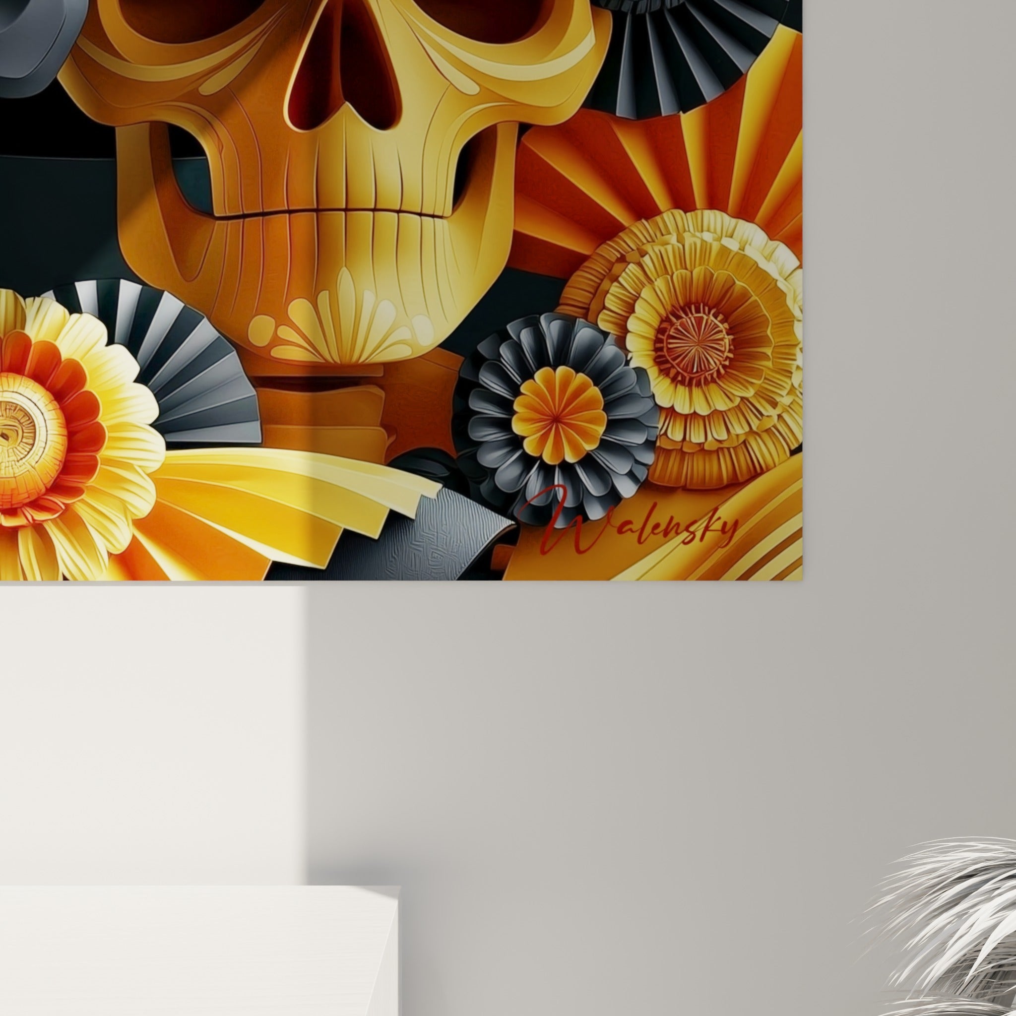 Détail du crâne doré et des pétales orange plissés, reflets nacrés sur la surface anthracite du sombrero