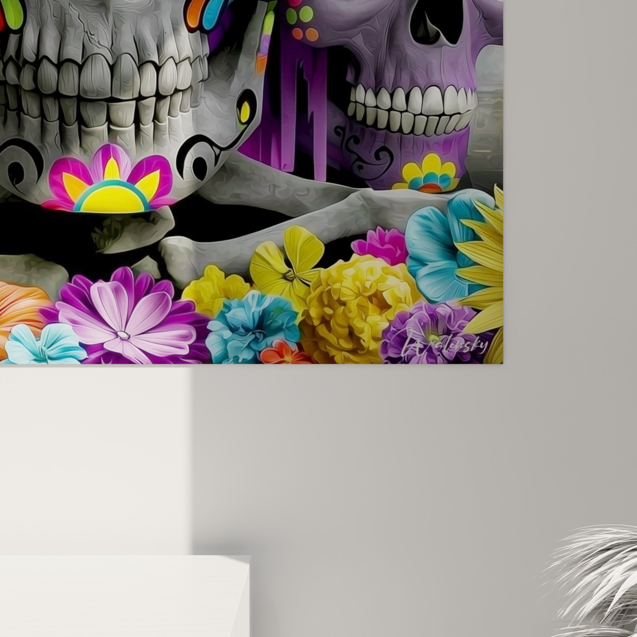 Grain et empâtements colorés des pétales jaunes et violets sur ce crâne Dia de los Muertos vu de près
