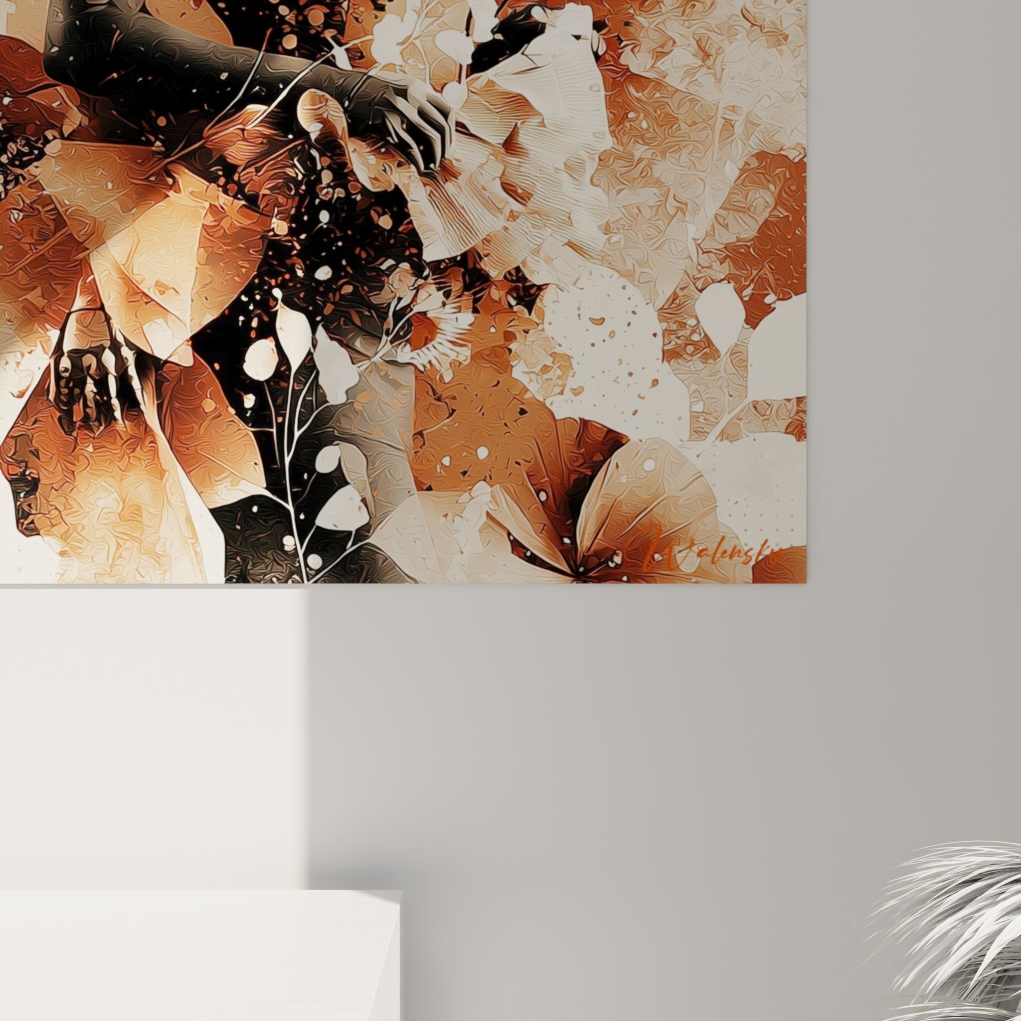 Détail de fleurs sculptées terracotta et grain encré noir sur la toile Catrina accrochée au mur