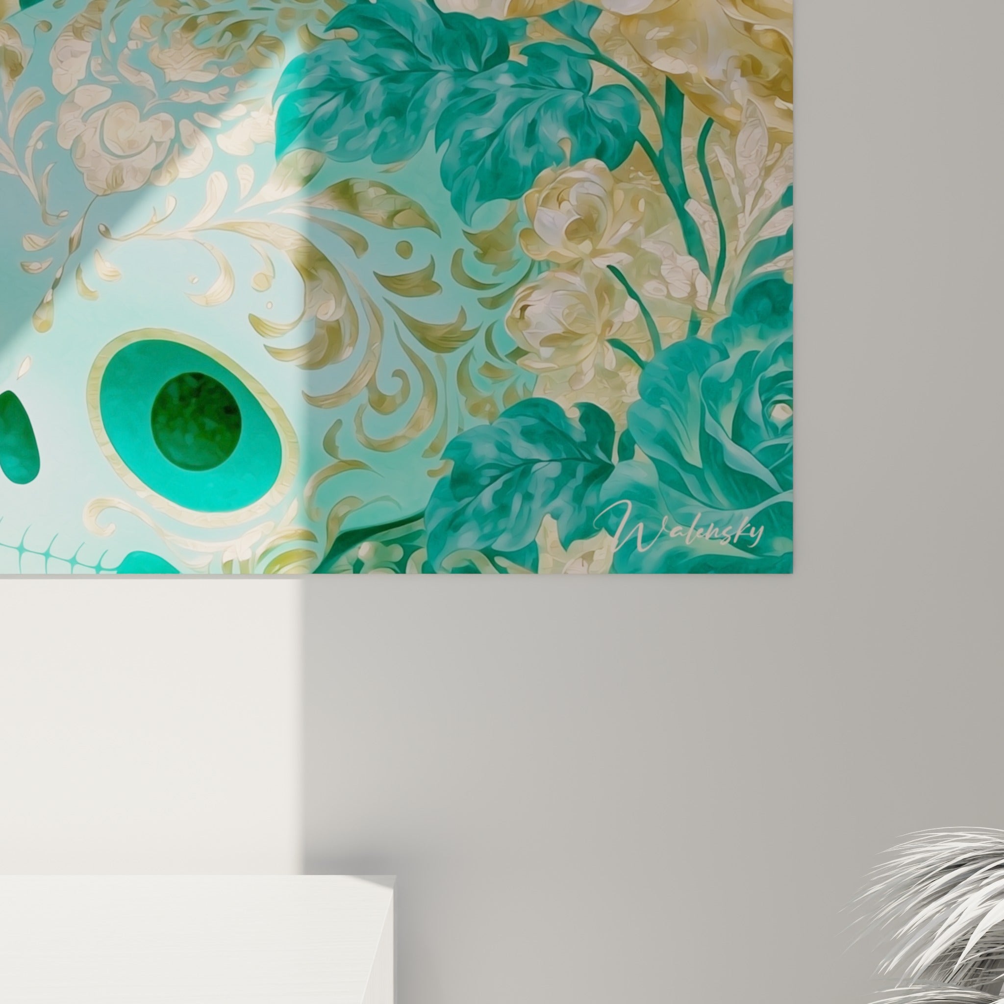 Détail rapproché des motifs floraux dorés et du grain turquoise de cette œuvre Dia de los Muertos