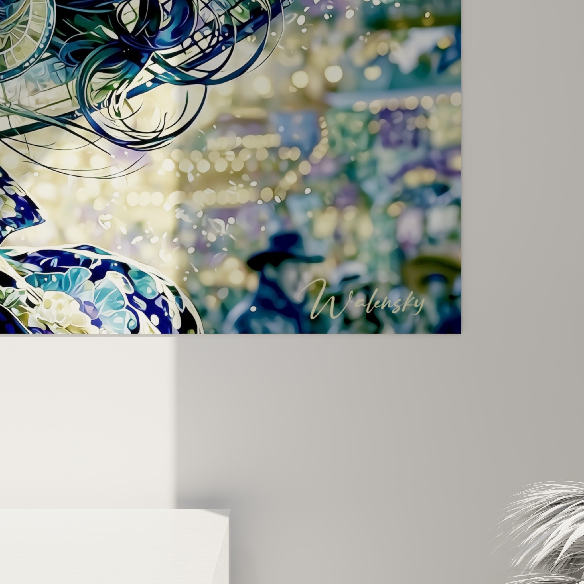 Détails dorés et bleu pastel du maquillage, motifs géométriques et pétales visibles de près sur la toile