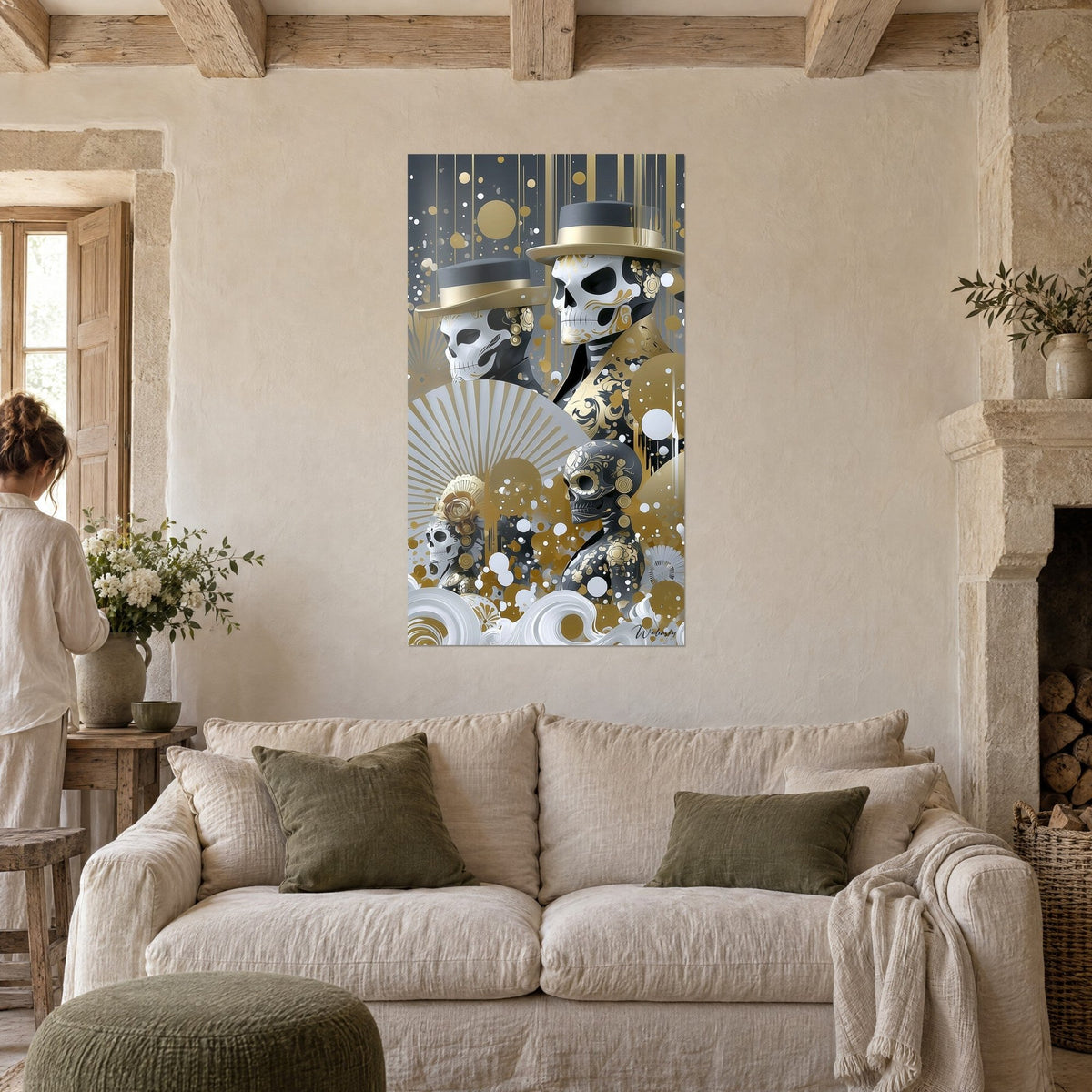 Tableau trio de squelettes en chapeaux hauts de forme gris et or, éventail blanc, au-dessus d'un canapé dans un salon lumineux