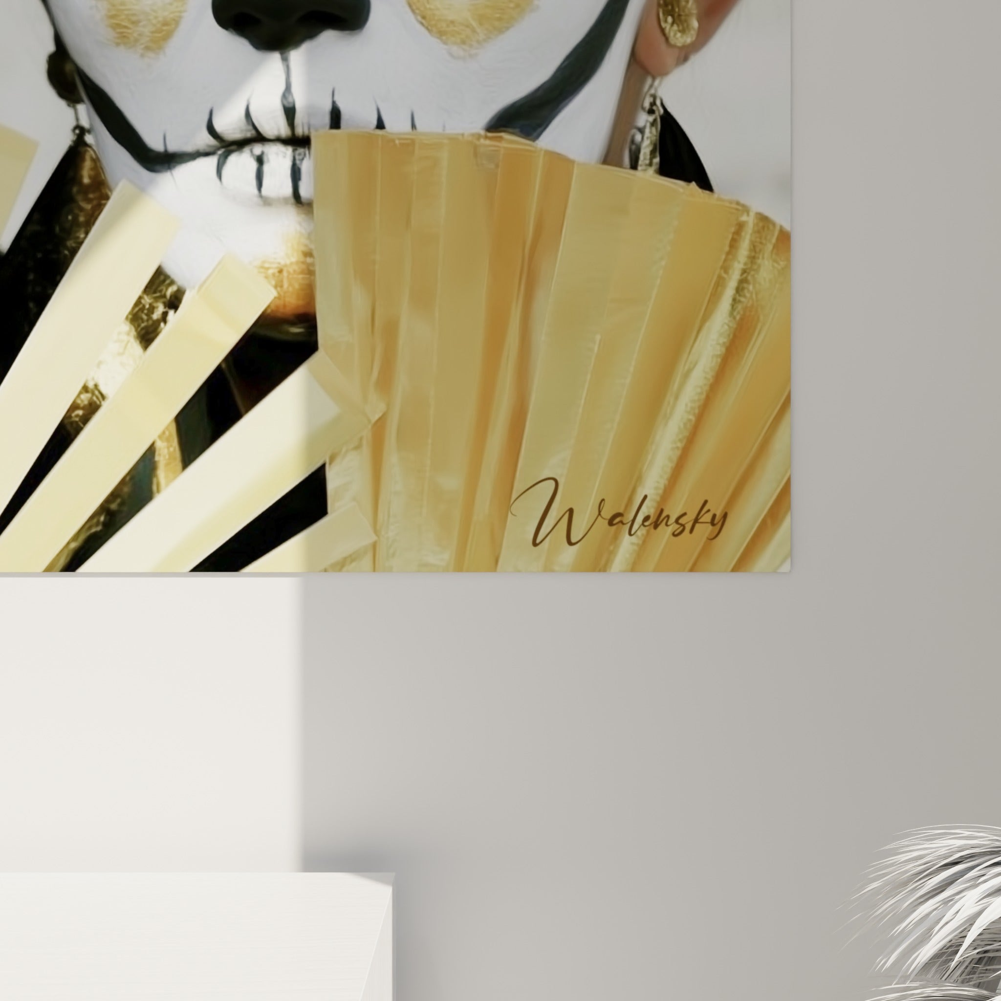 Grain de l'impression révélant l'or et le noir du maquillage sur ce tableau Dia de los Muertos accroché au mur