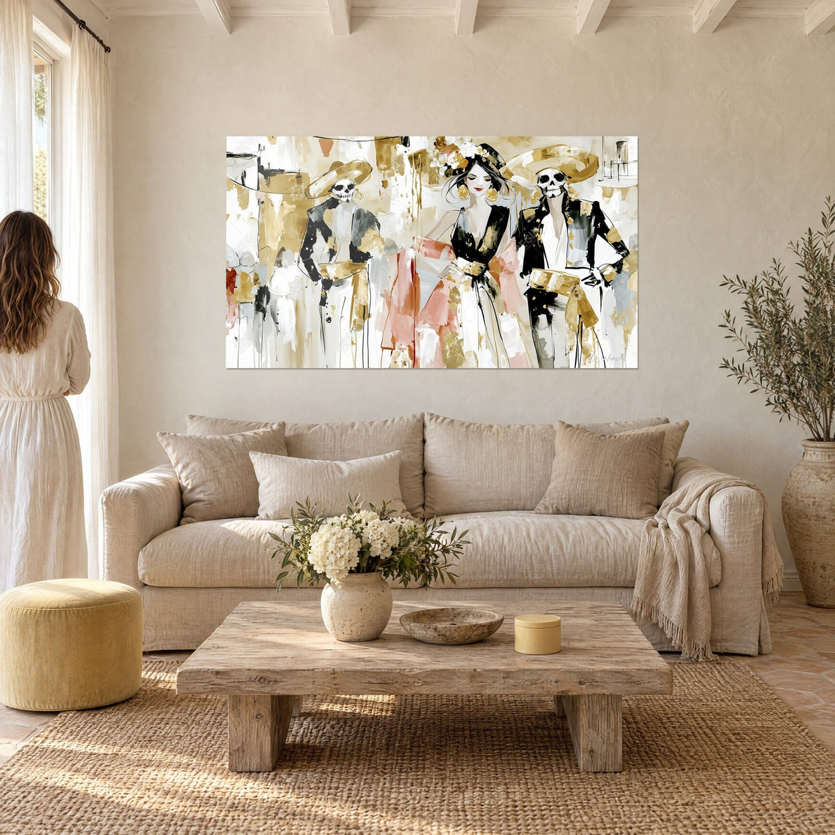 Schilderij trio calaveras met gouden sombreros, poederroze en zwarte jurk, gouden accenten, boven een bank in een lichte woonkamer