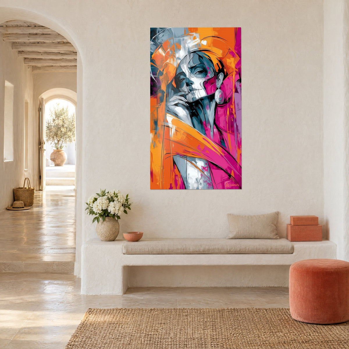 Tableau portrait peint au crâne blanc et gris, coups de pinceau orange et rose fuchsia, mur chaulé, banquette et pouf corail en vue de trois-quarts