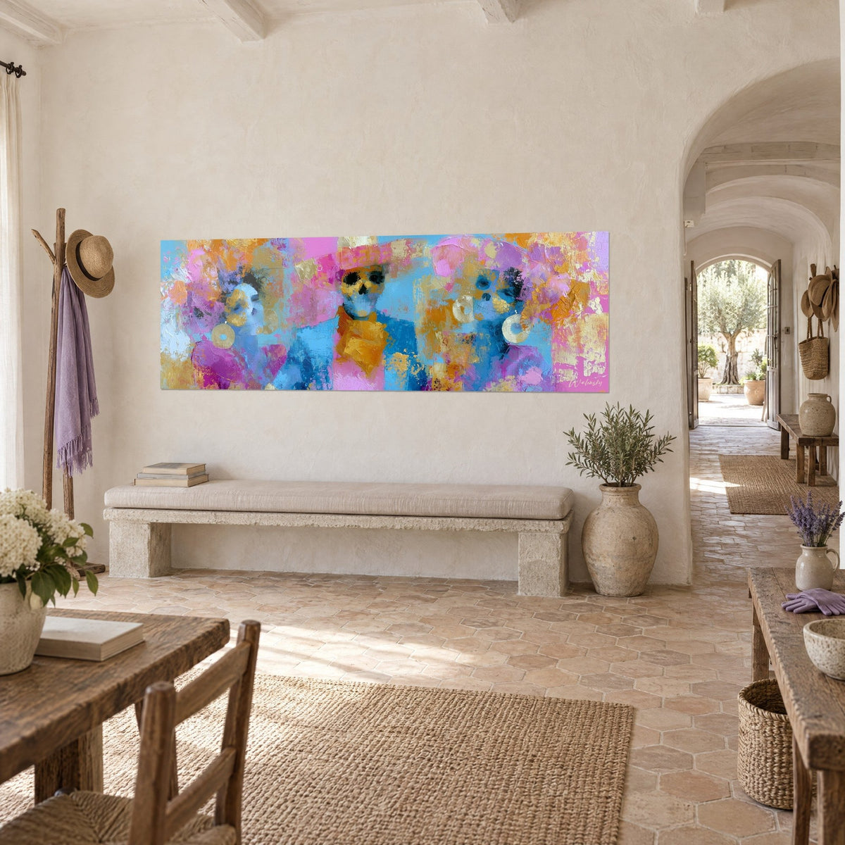 Cuadro calaveras en pintura gruesa turquesa y rosa, sombrero de ala ancha, rizos dorados redondeados, masía provenzal