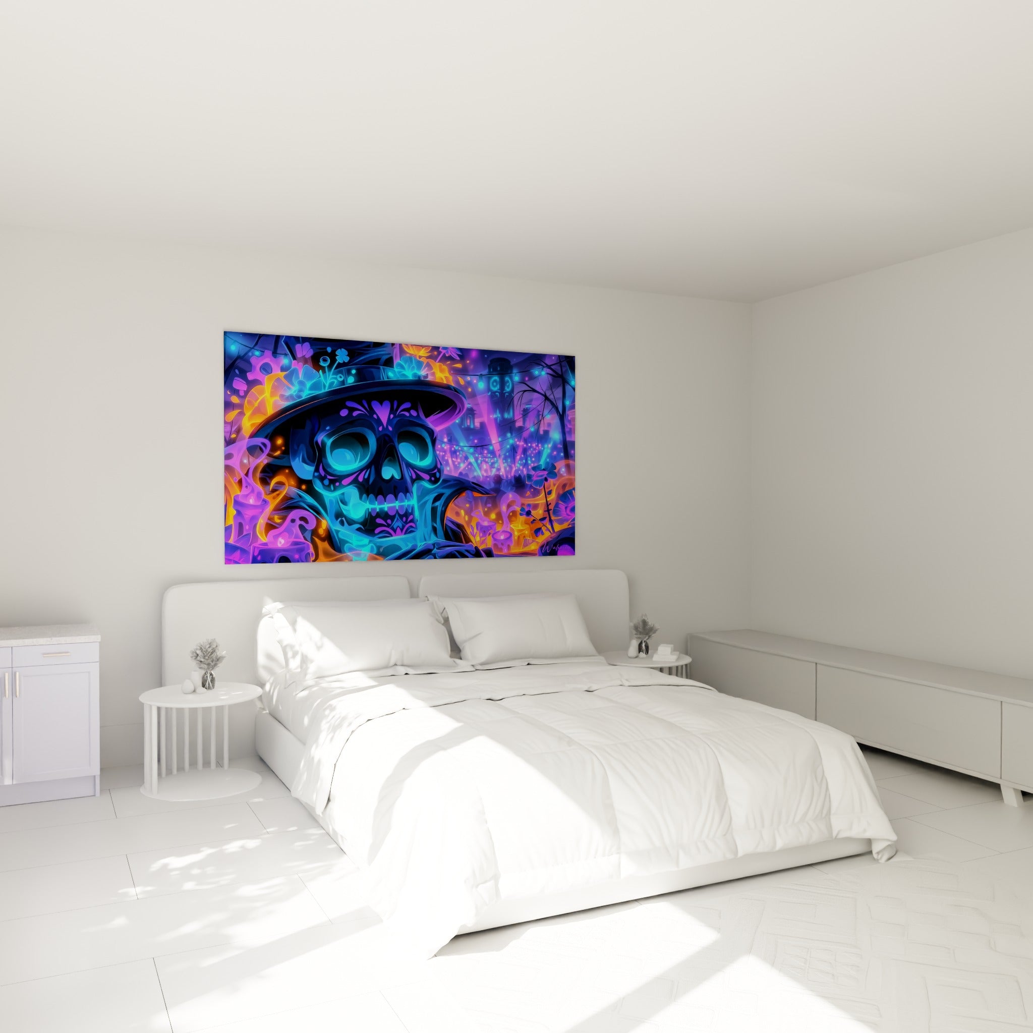 Calavera lumineuse aux teintes bleu et orange, fleurs violettes, accrochée au-dessus d'un lit dans une chambre claire