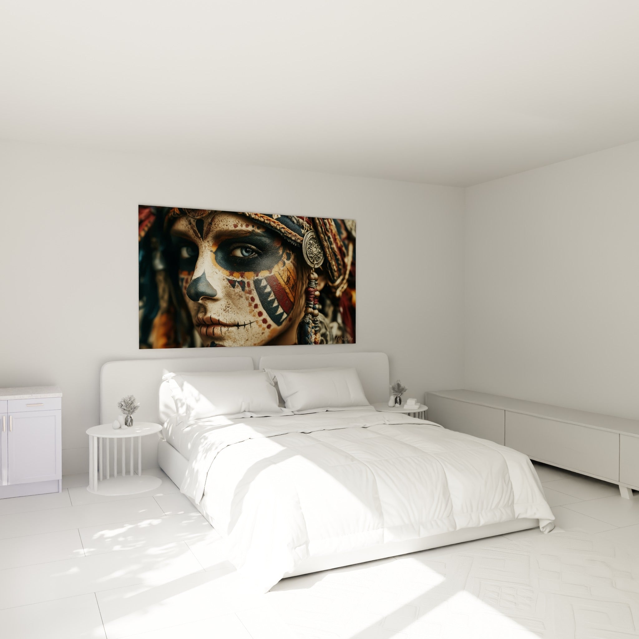 Portrait Dia de los Muertos anthracite et doré, regard bleu accroché au-dessus d'un lit dans une chambre claire