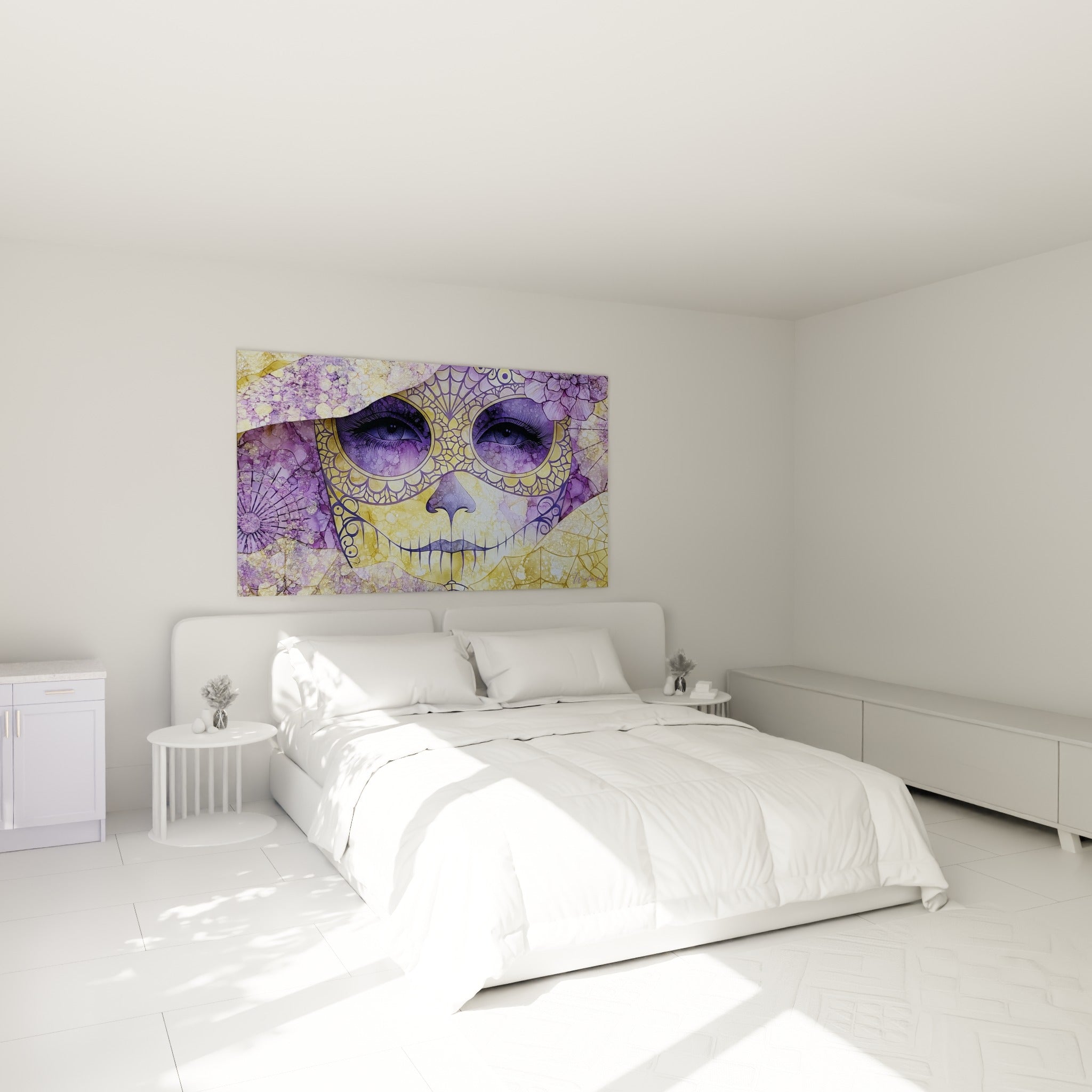 Masque Dia de los Muertos violet lavande et or au-dessus d'un lit dans une chambre claire