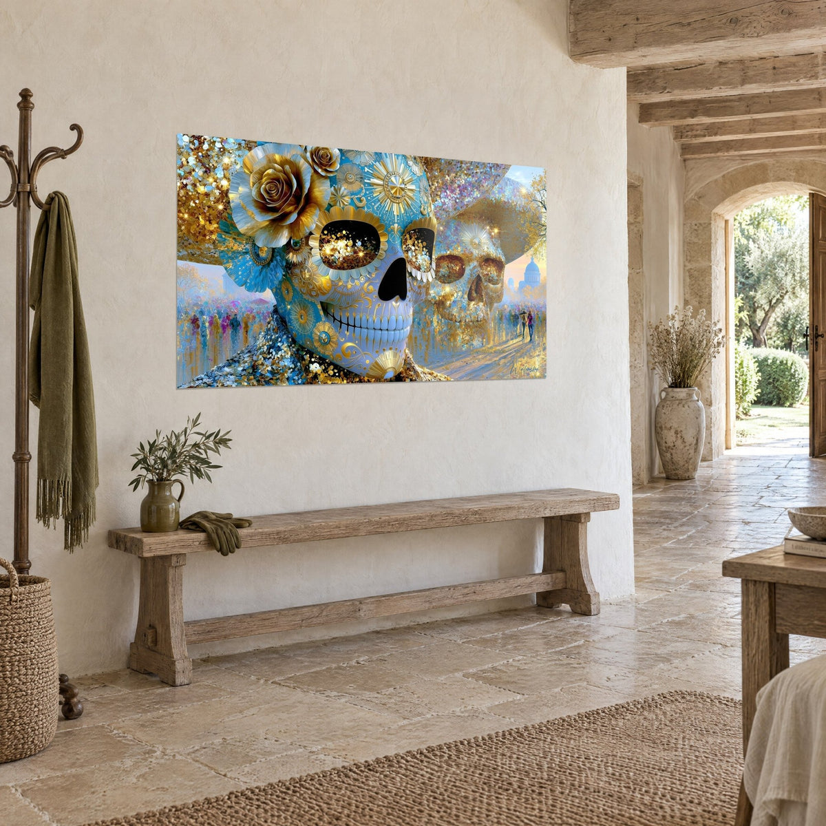Tableau double crâne festif aux sequins ambre et aux fleurs azur, vu de trois-quarts sur un mur de plâtre blanc, banc de bois en dessous