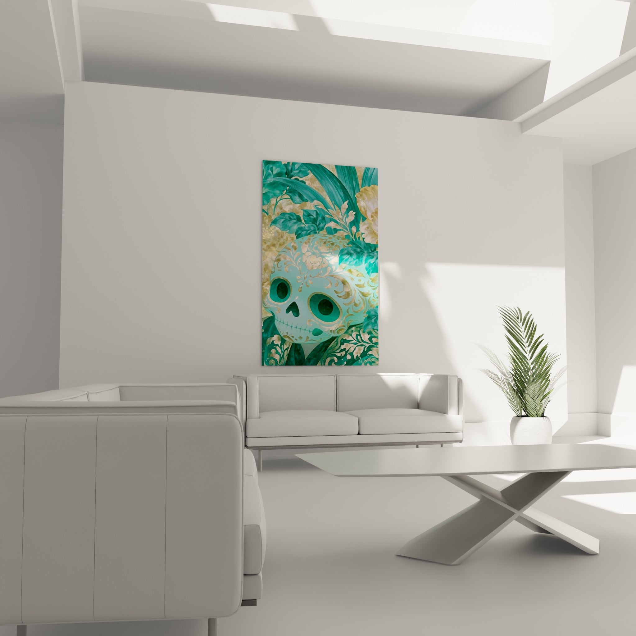 Arabesques dorées sur crâne pâle vert et turquoise, suspendu au-dessus d'un canapé dans un salon lumineux