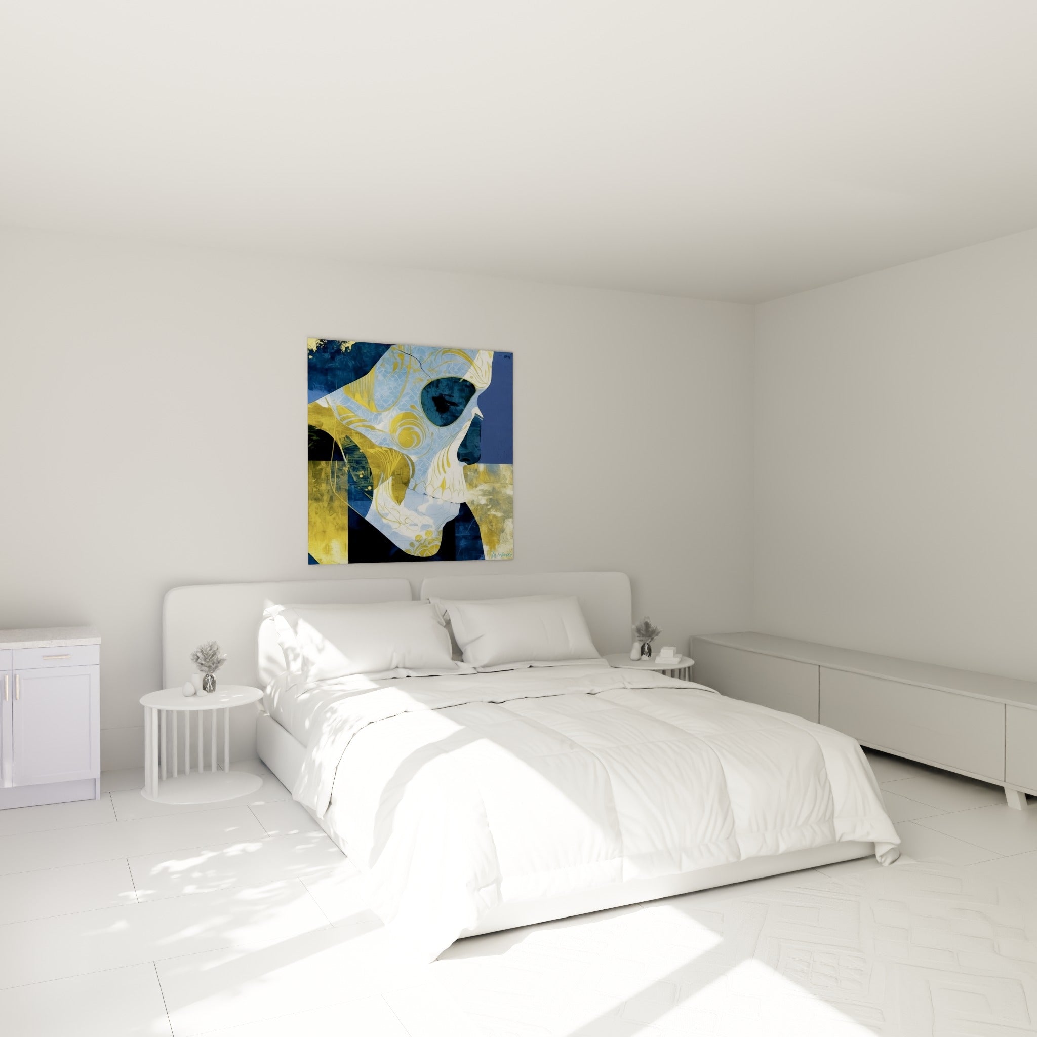 Motifs dorés et bleu marine du crâne stylisé accroché au-dessus d'un lit dans une chambre claire