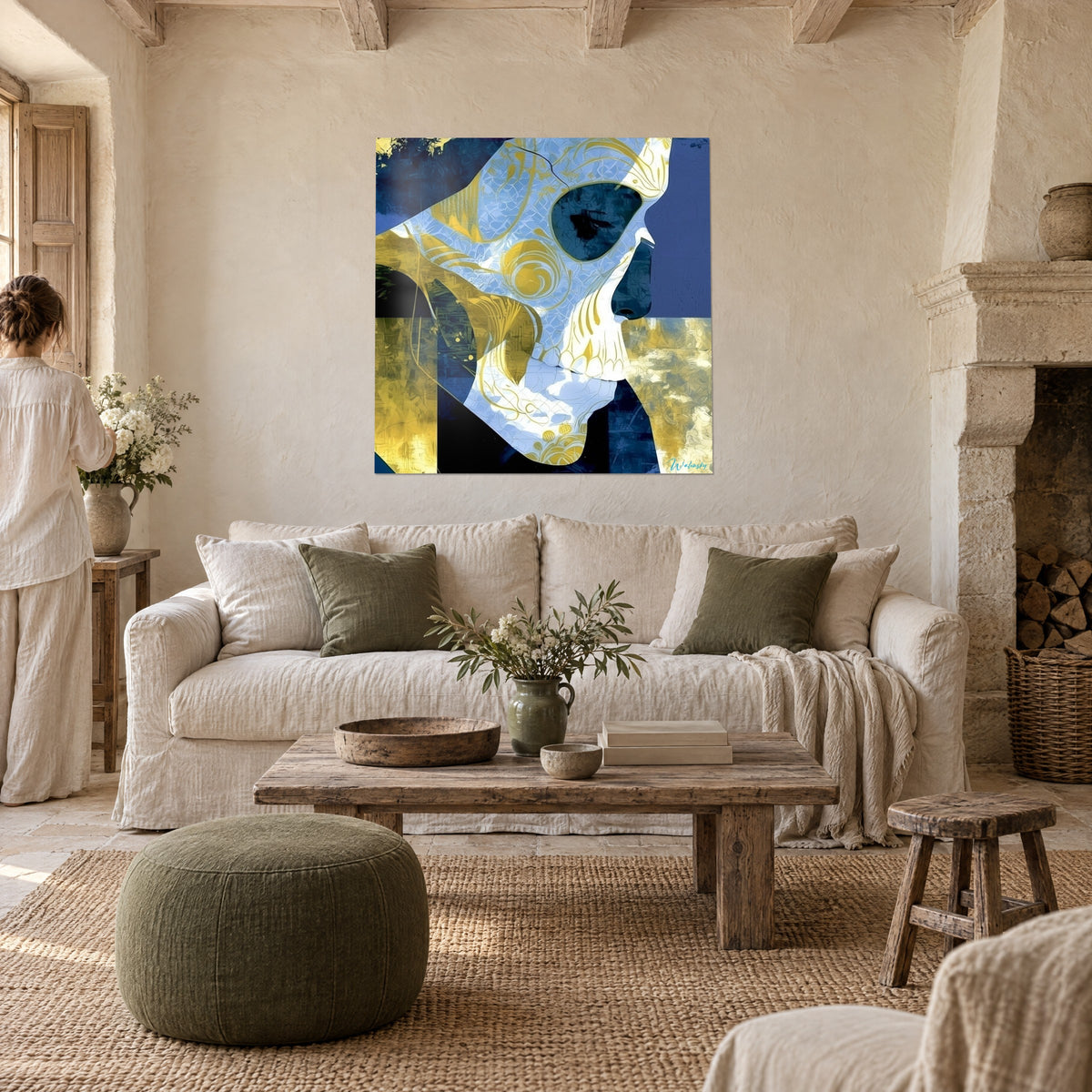 Gemälde Schädel im blau-goldenen Profil in Pervenche und Gold, dunkle Augenhöhle, goldene Arabesken, über einem Sofa in einem hellen Wohnzimmer
