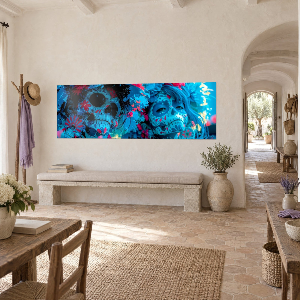 Tableau panoramique de deux têtes de mort fleuries, turquoise glacé et rouge framboise, accroché dans un couloir voûté en trois-quarts