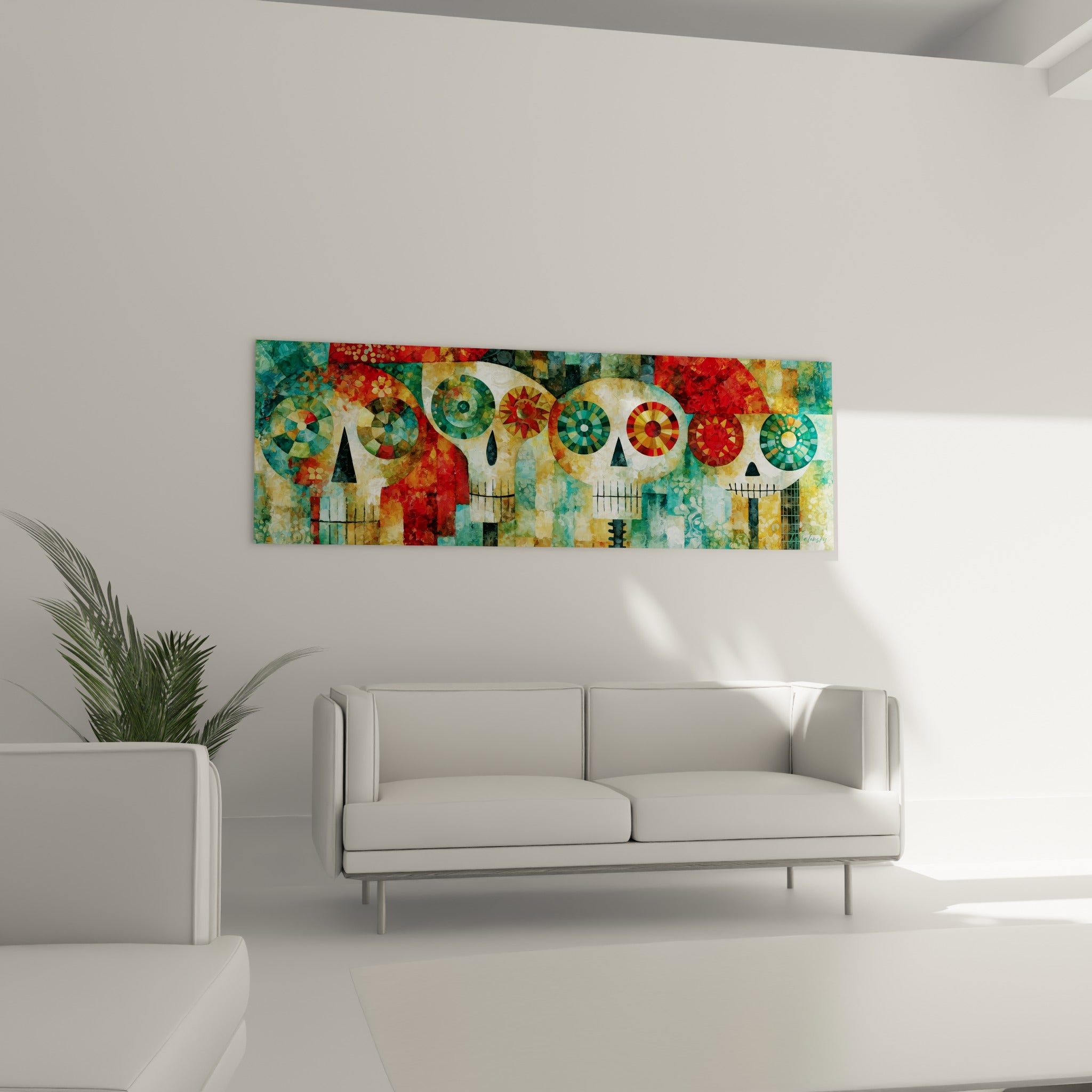 Motifs mexicains Dia de los Muertos rouge et vert d'eau accrochés au-dessus d'un canapé dans un salon lumineux