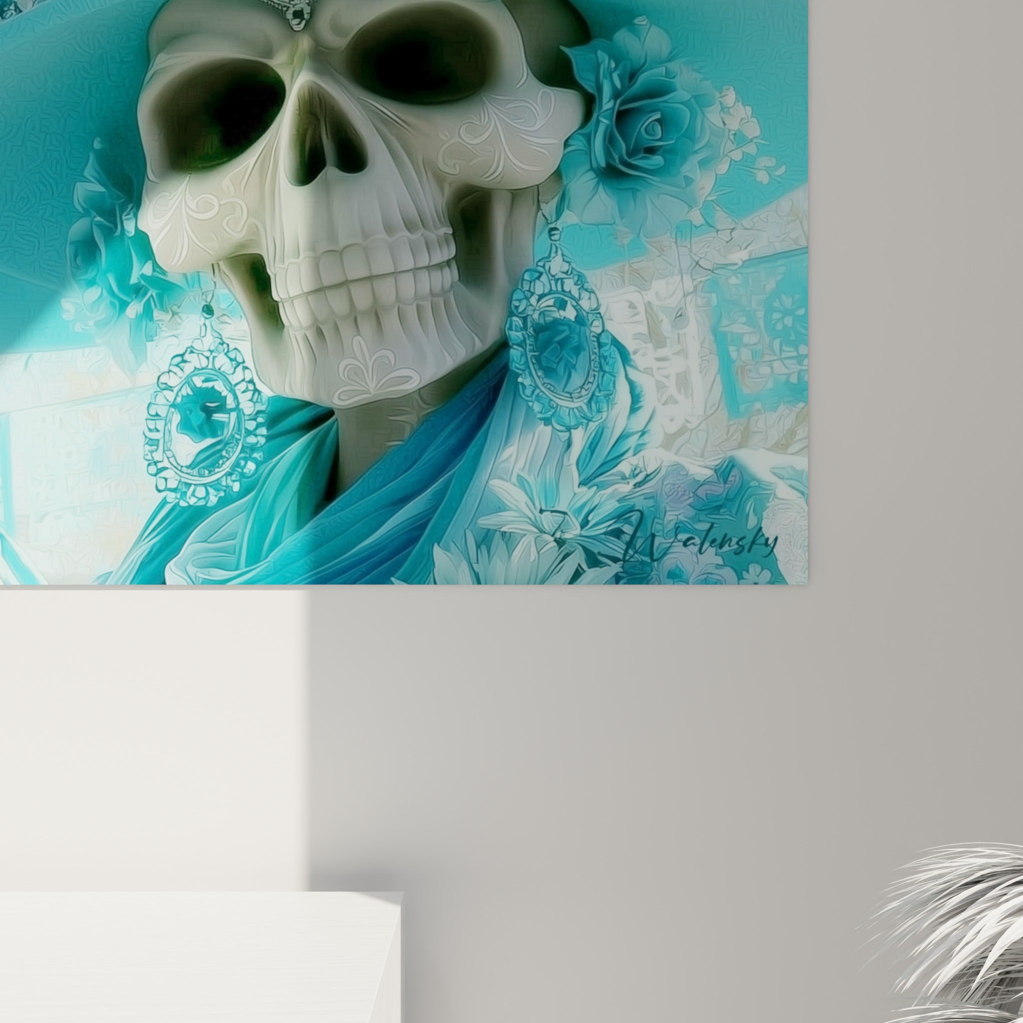 Empâtements et reflets turquoise sur les orbites et fleurs peintes d'un crâne Dia de los Muertos accroché