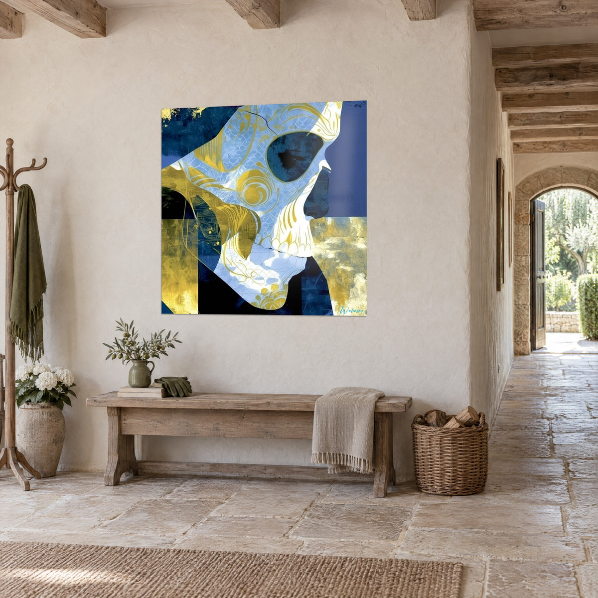 Gemälde Calavera im Profil mit himmelblauen Mosaiken, goldgelben Schnörkeln und indigofarbenem Hintergrund, rustikale Steinwand eines Flurs