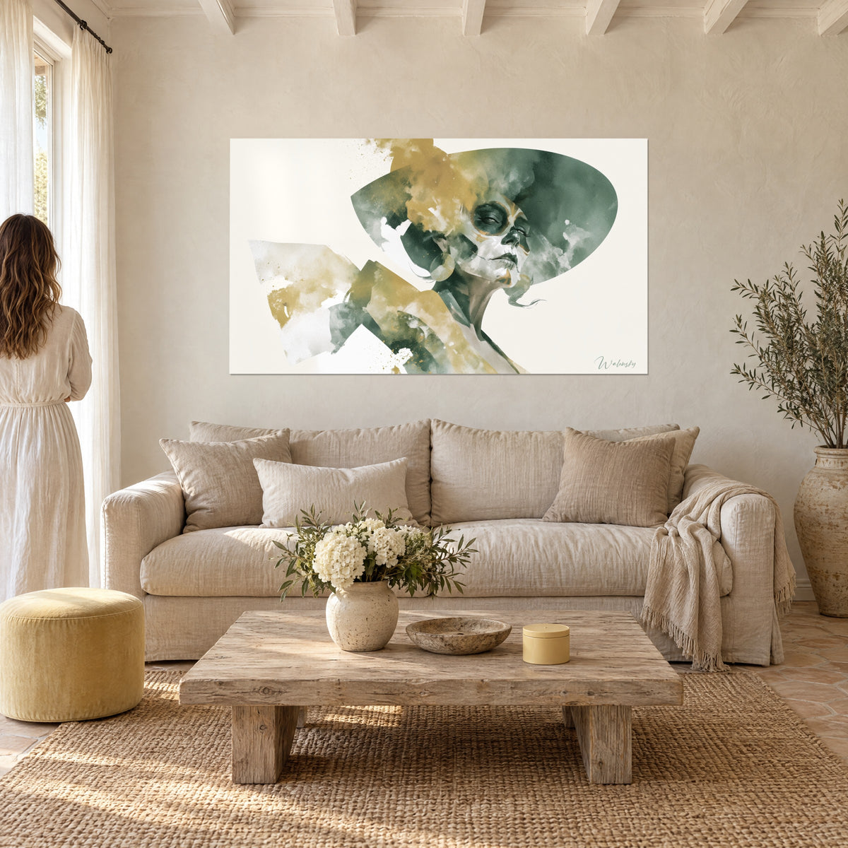 Gemälde Schädelgesicht gemalt unter einem breiten salbeigrün und ockerfarbenen Hut, Aquarell-Spritzer, über einem Sofa in einem hellen Wohnzimmer