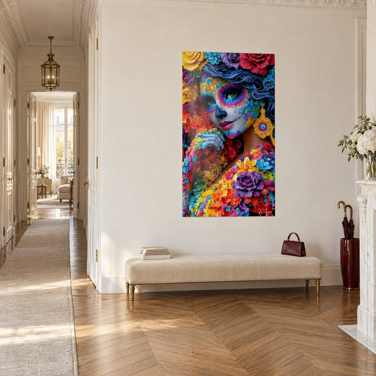 Tableau calavera au maquillage floral bleu et violet, chevelure bleutée sous des roses, en vue de trois-quarts dans un couloir haussmannien