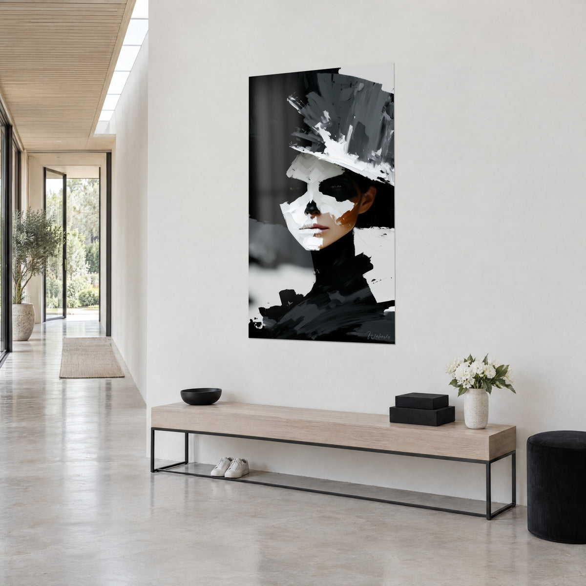 Tableau portrait au masque blanc empâté sur fond noir, chapeau strié de gris, vu de trois-quarts dans un couloir en pierre claire