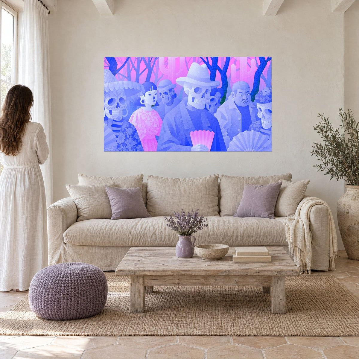 Schilderij skeletoptocht met hoeden voor een roze bos, ultramarijnblauw, roze waaier, boven een bank in een lichte woonkamer