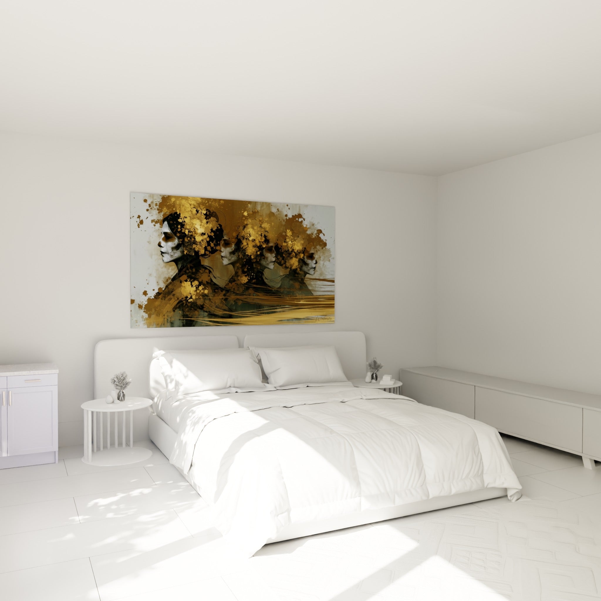 Profils fantomatiques ornés de fleurs dorées et mèches anthracite au-dessus d'un lit dans une chambre claire