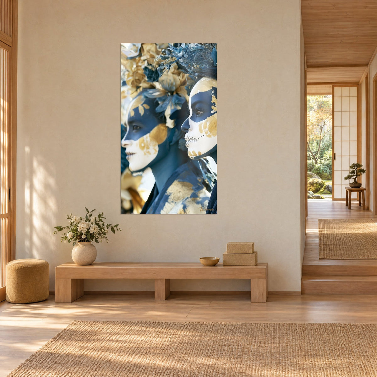 Tableau profils superposés au maquillage de crâne bleu et doré, fleurs bleutées en couronne, accroché au-dessus d'un banc en bois clair