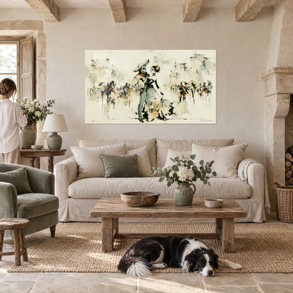 Quadro coppia di scheletri che danzano con sombrero, abito grigio-blu e foulard color ruggine, collie sdraiato, sopra un divano in un soggiorno luminoso