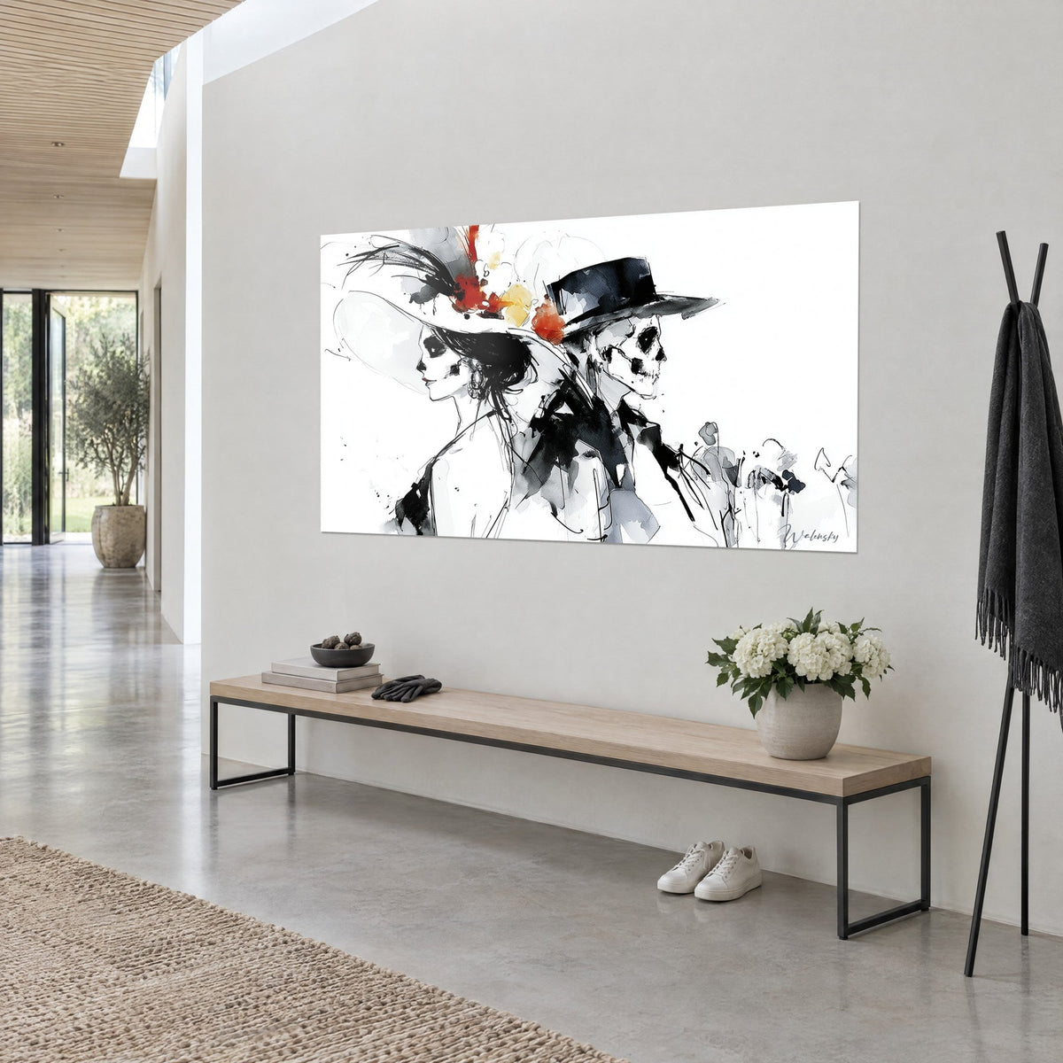 Tableau calaveras en encre noire et grise, fleurs orange éclaboussées et chapeau haut de forme, mur clair d'un couloir ouvert
