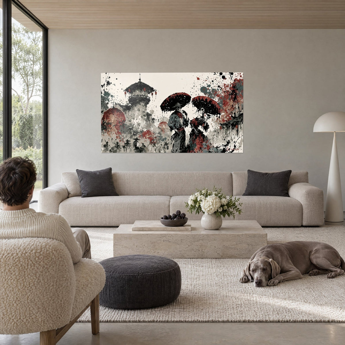 Gemälde Skelette unter roten und schwarzen Sonnenschirmen auf cremefarbenem Hintergrund, bespritzter Pagodenturm, über einem Sofa in einem hellen Wohnzimmer
