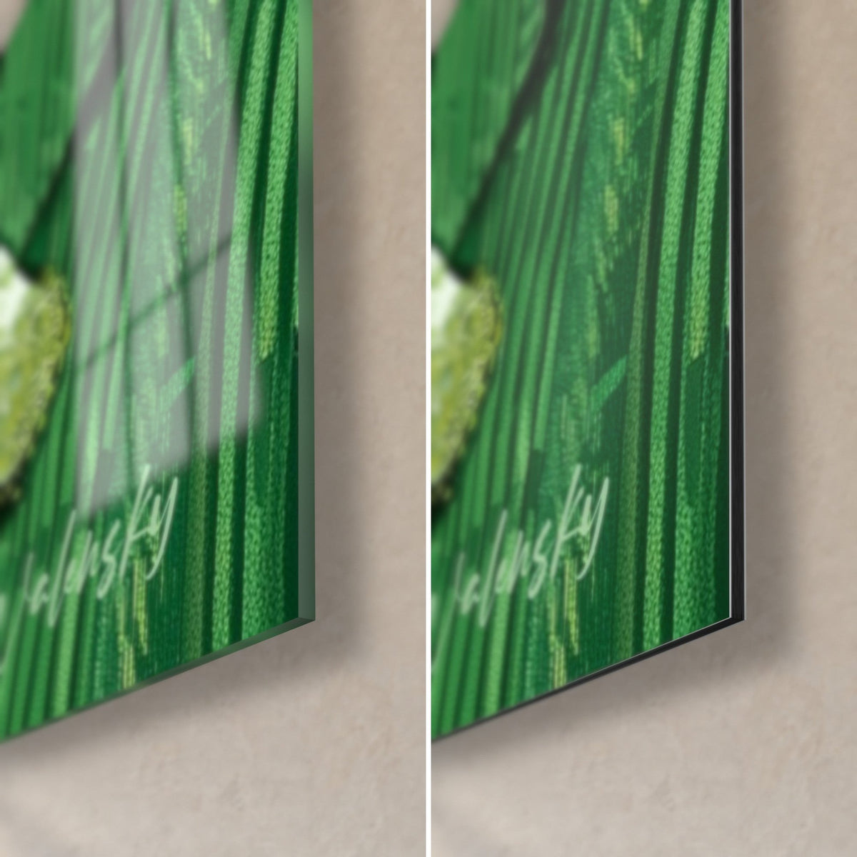 Quadro calavera in abito a righe verde smeraldo, angolo in basso a destra: vetro acrilico lucido a sinistra, alluminio Dibond opaco a destra